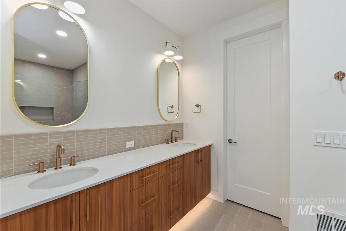 3213 W Moore Property Photo 20