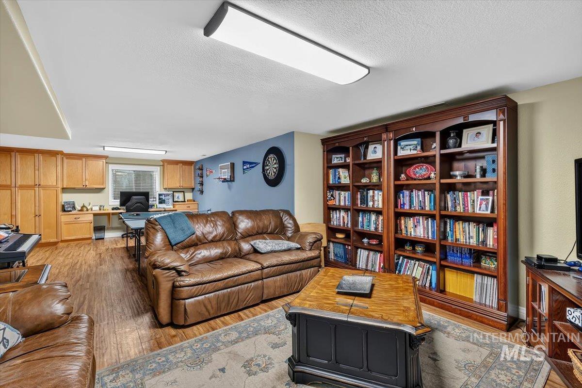 1970 E Dunwoody Ct. Property Photo 8