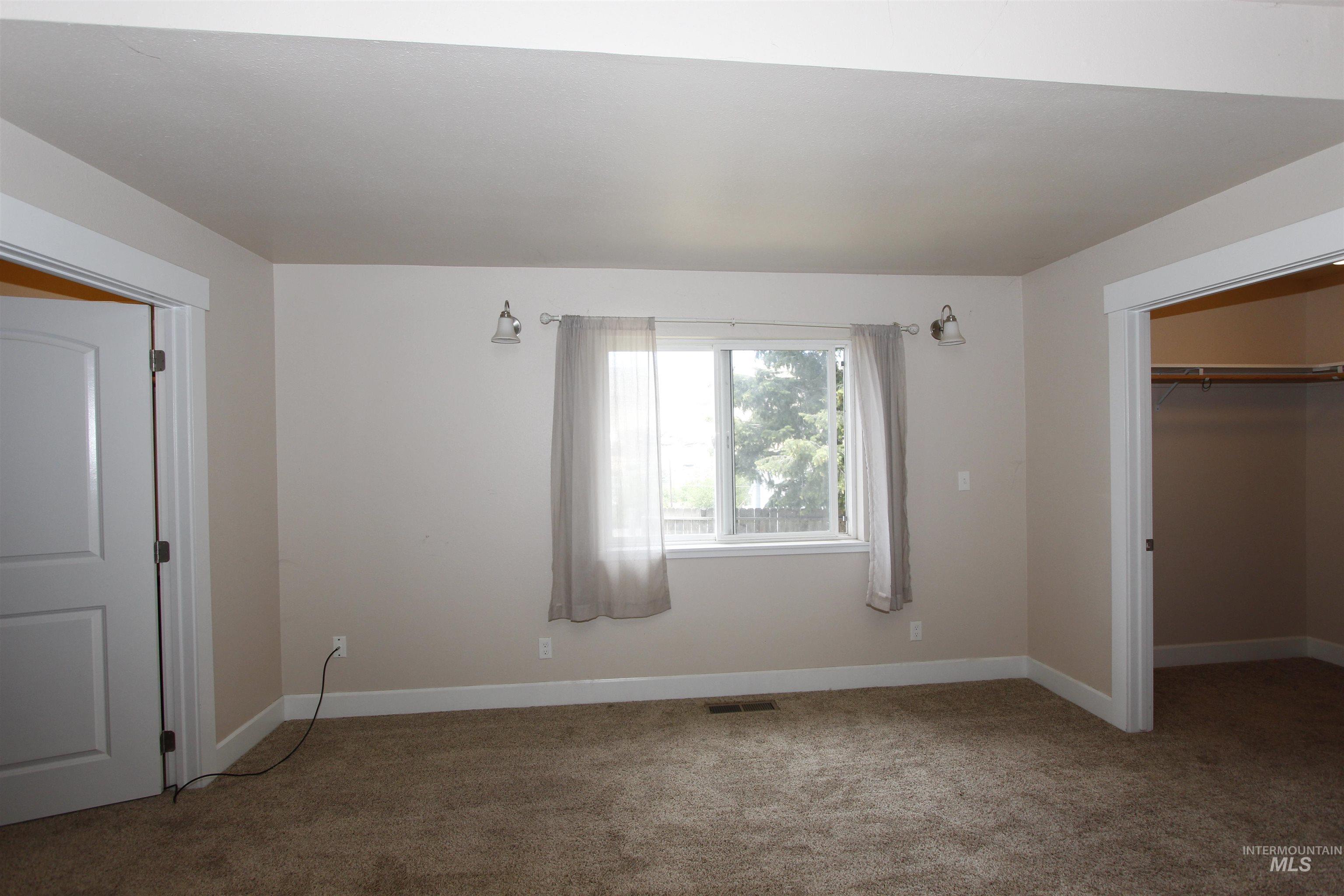 904 3rd St Property Photo 18