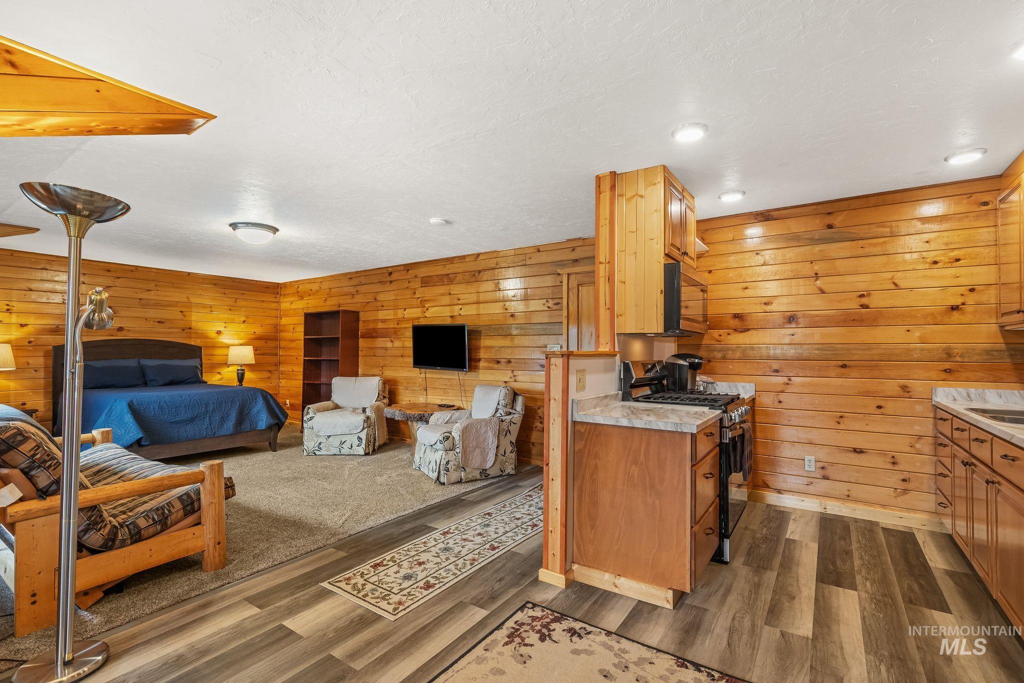 500 Maxwell Lane Property Photo 33