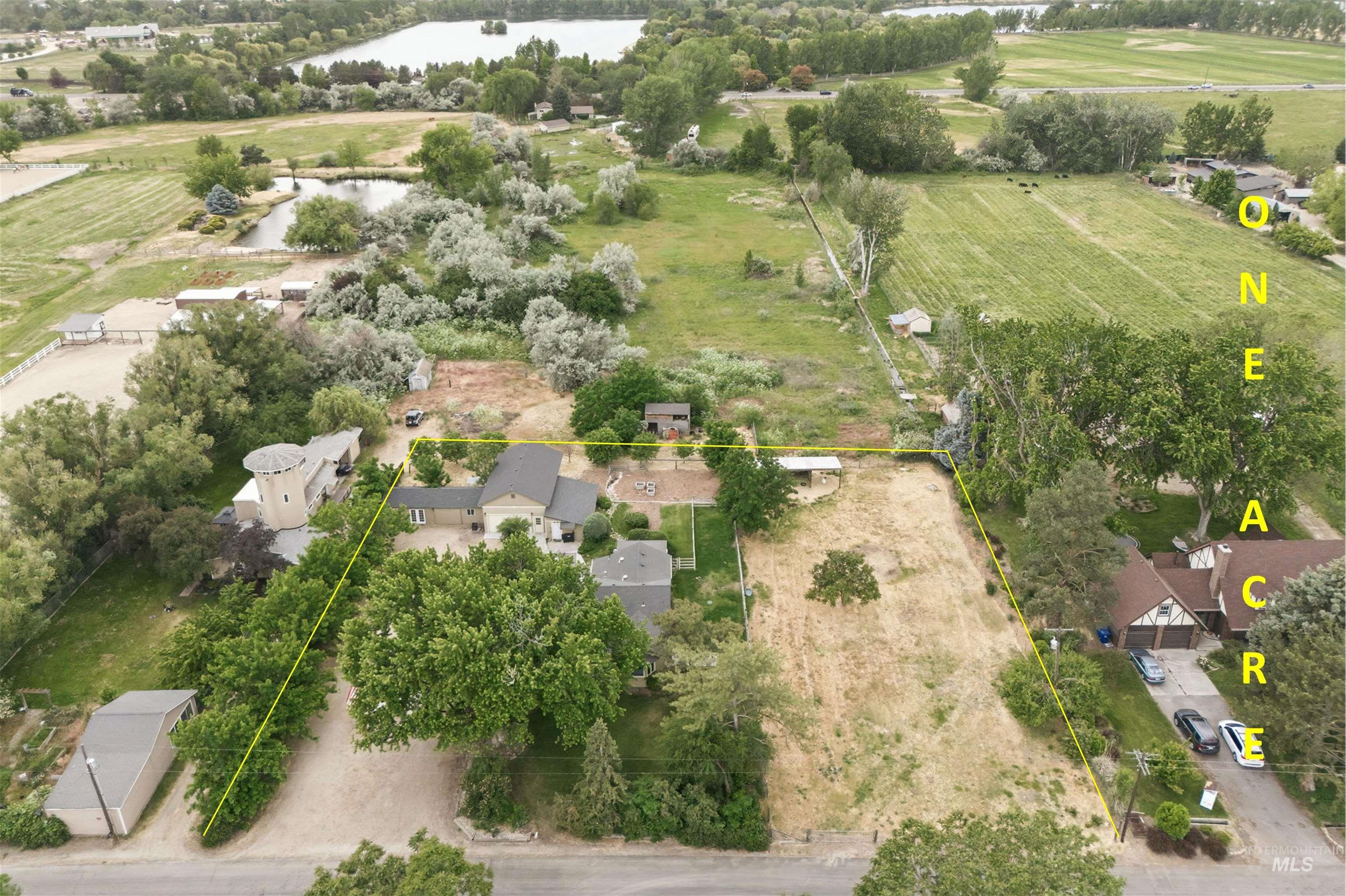 1621 S Artesian Rd Property Photo 2