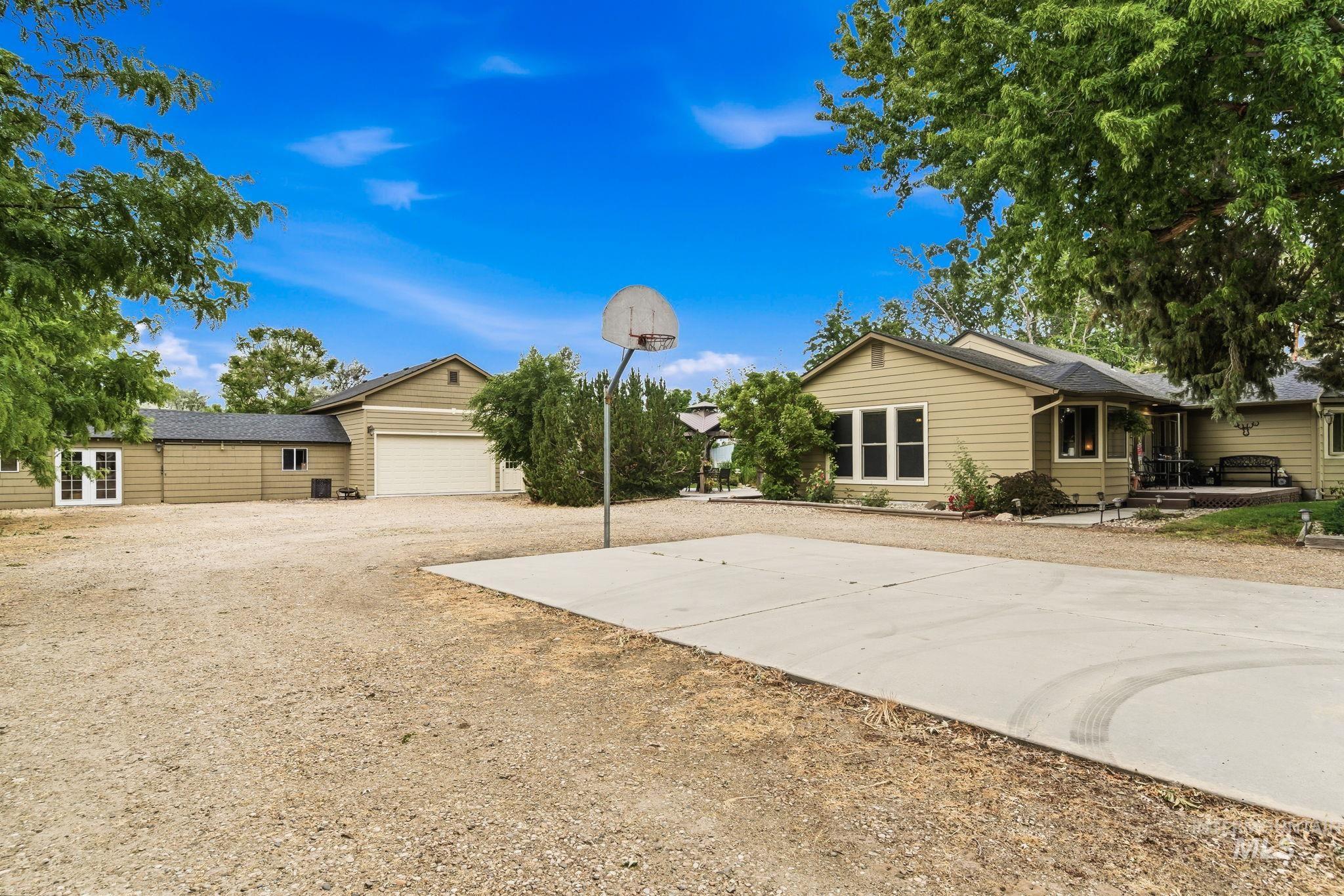 1621 S Artesian Rd Property Photo 3