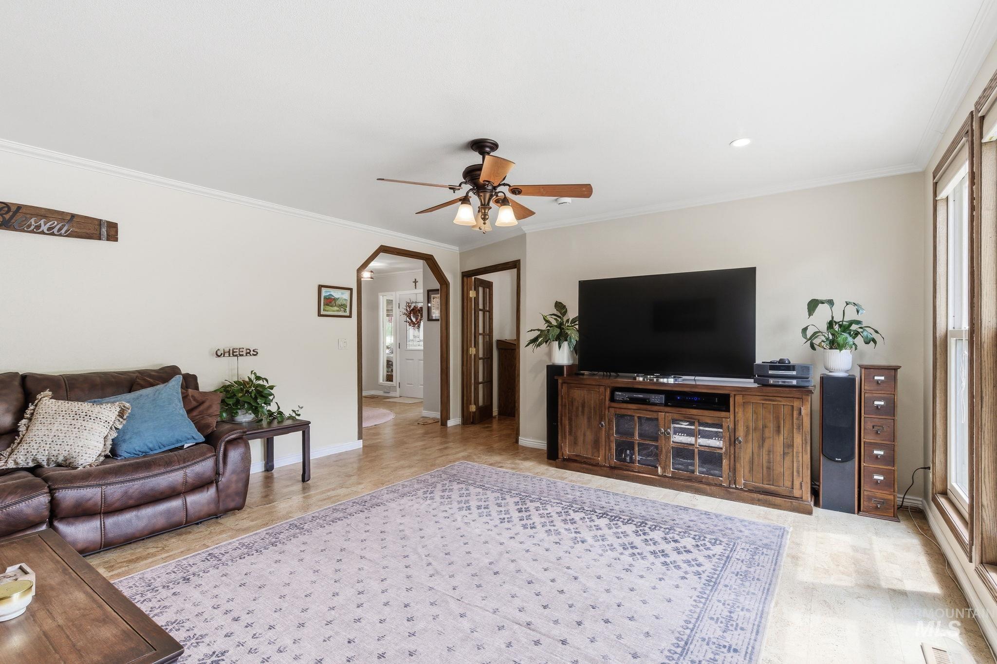 1621 S Artesian Rd Property Photo 9