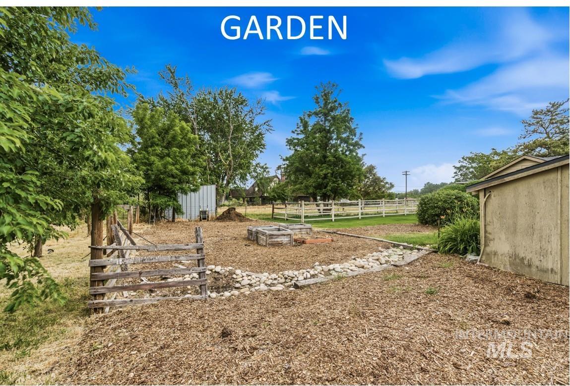 1621 S Artesian Rd Property Photo 44