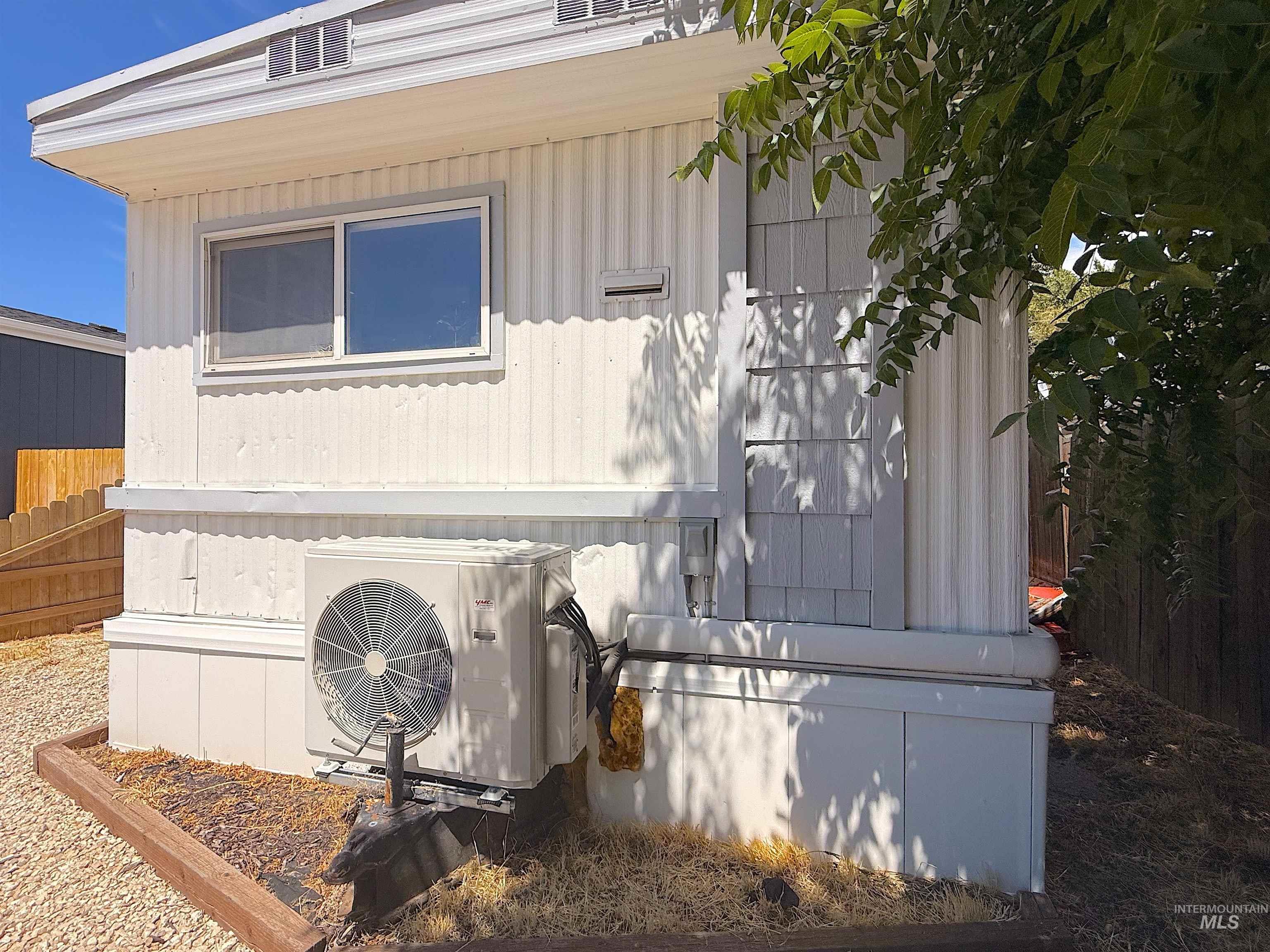 122 W 41st Property Photo 2