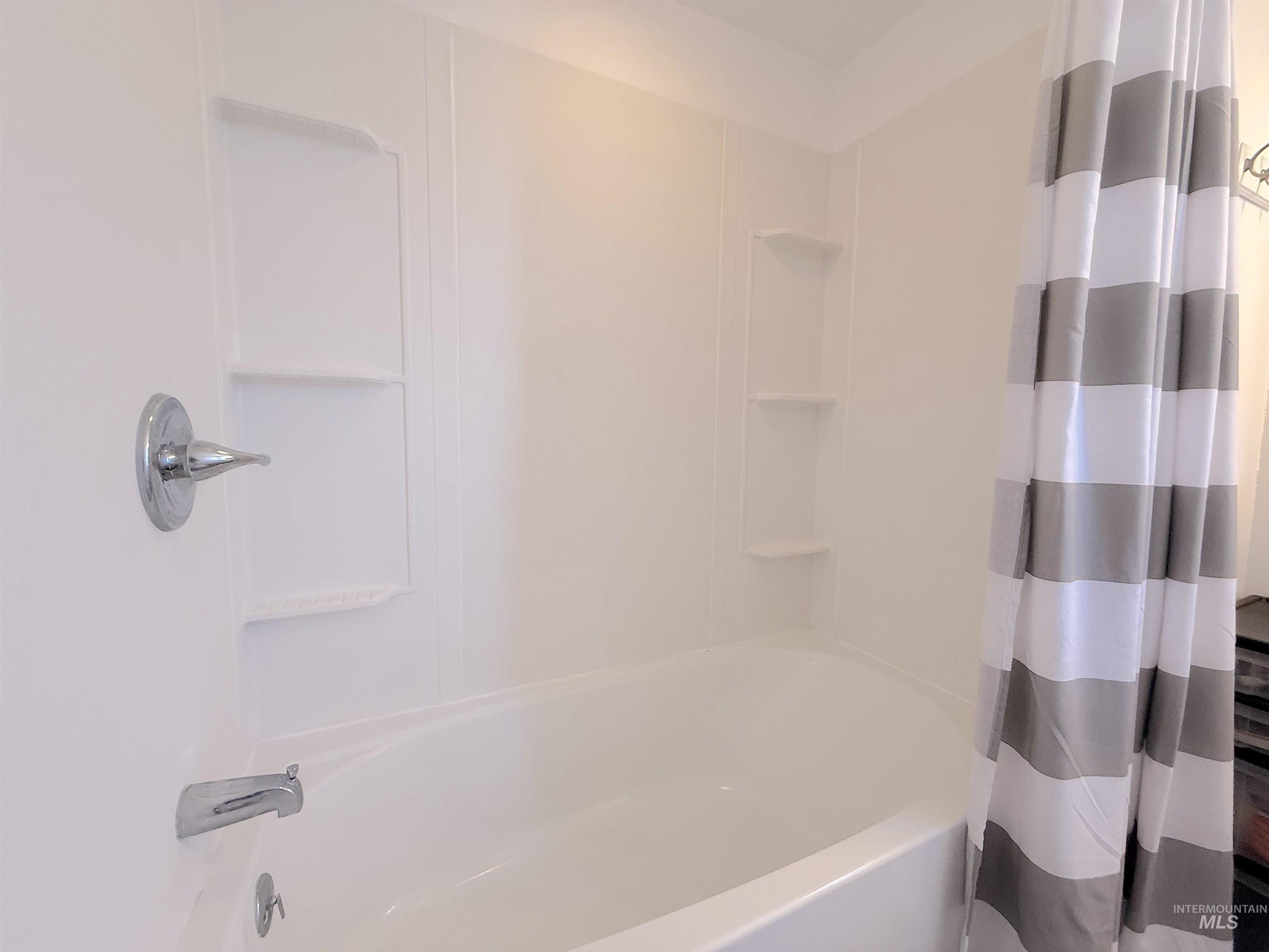 122 W 41st Property Photo 13