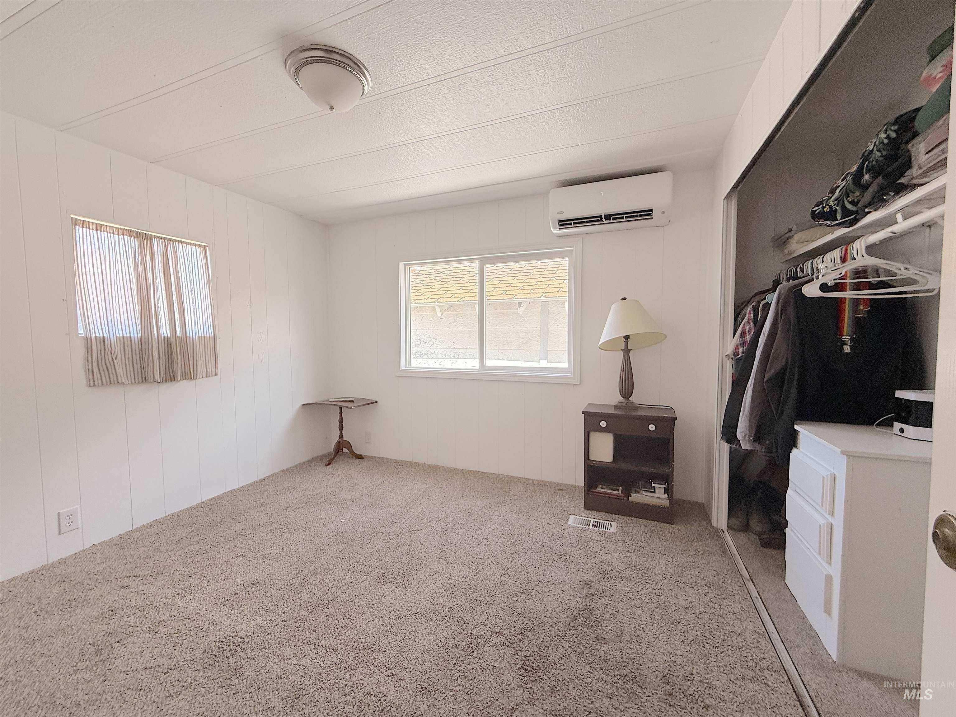 122 W 41st Property Photo 15