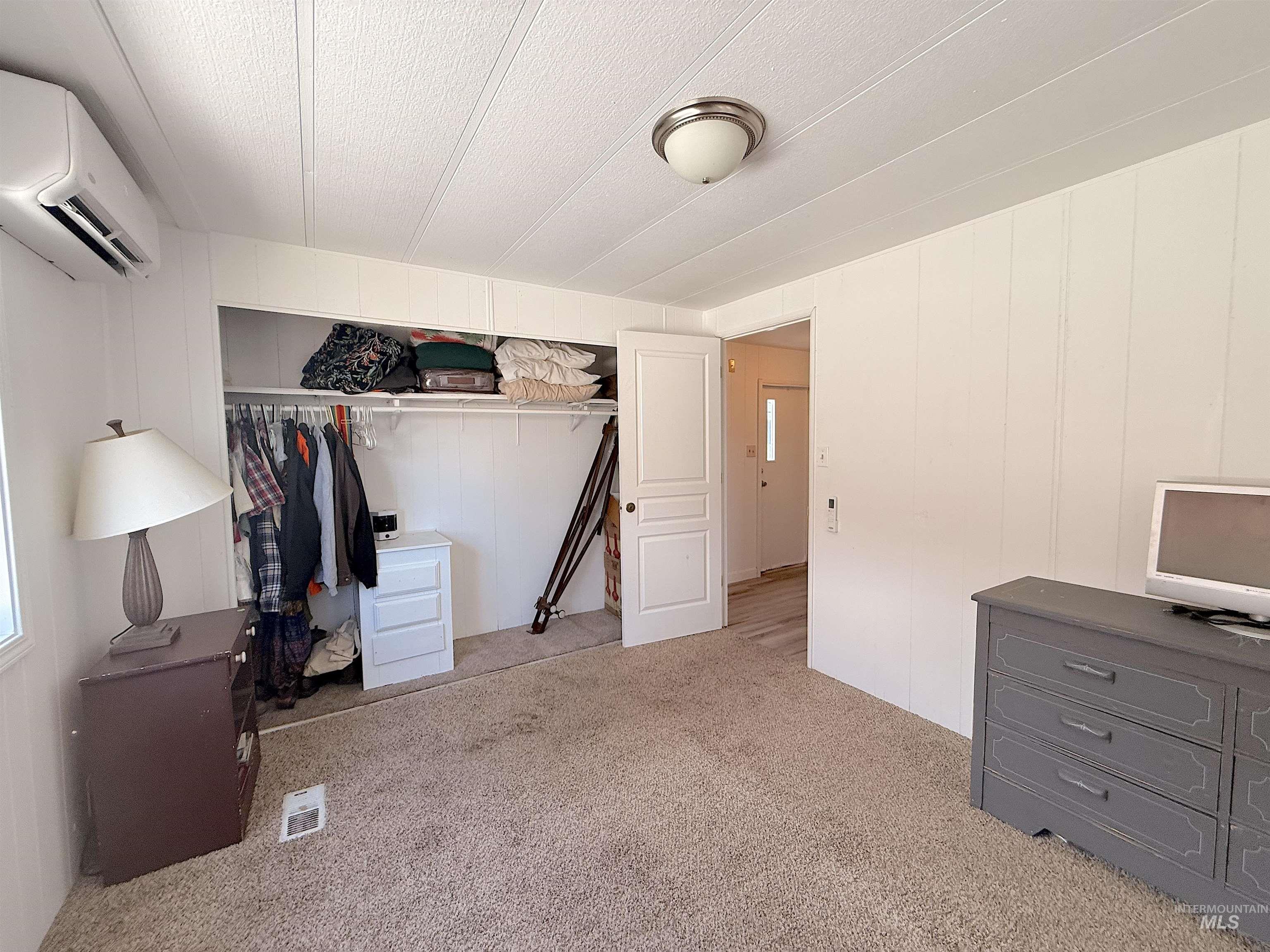 122 W 41st Property Photo 17