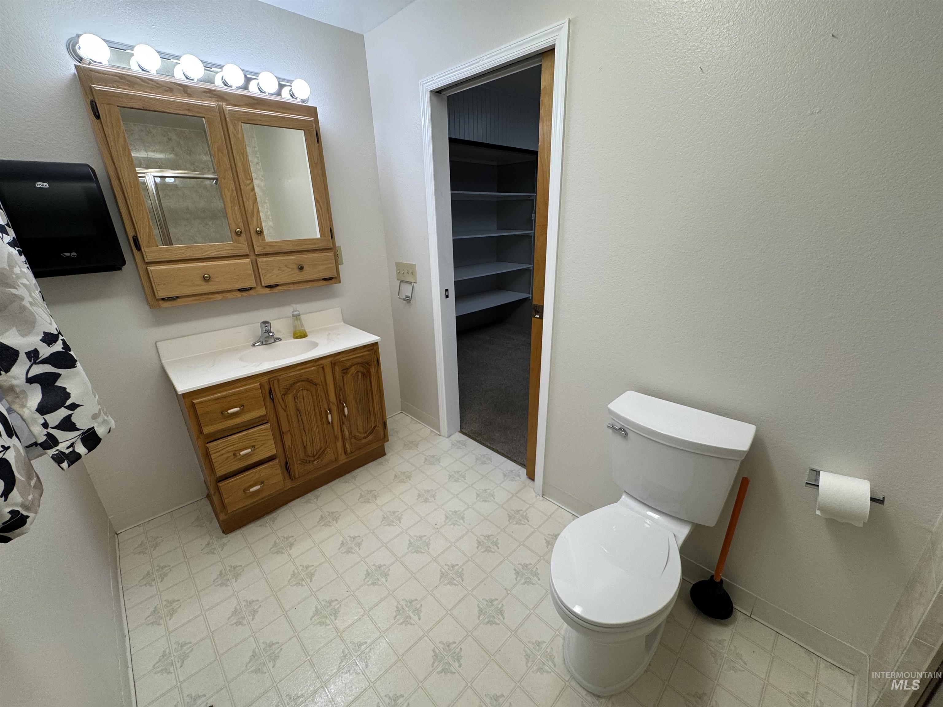 216 N Whitley Dr Property Photo 18