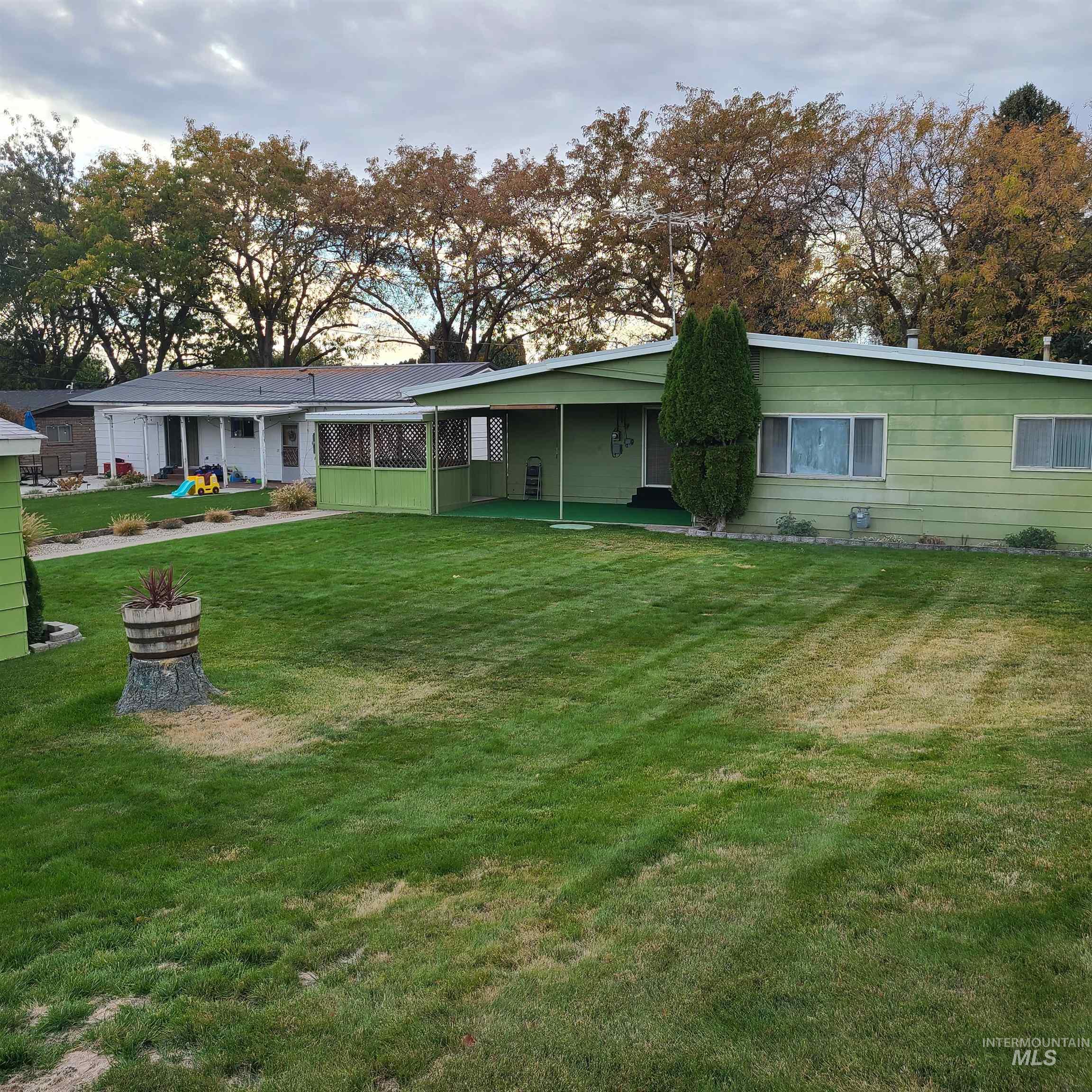 1298 E 2nd Property Photo 3