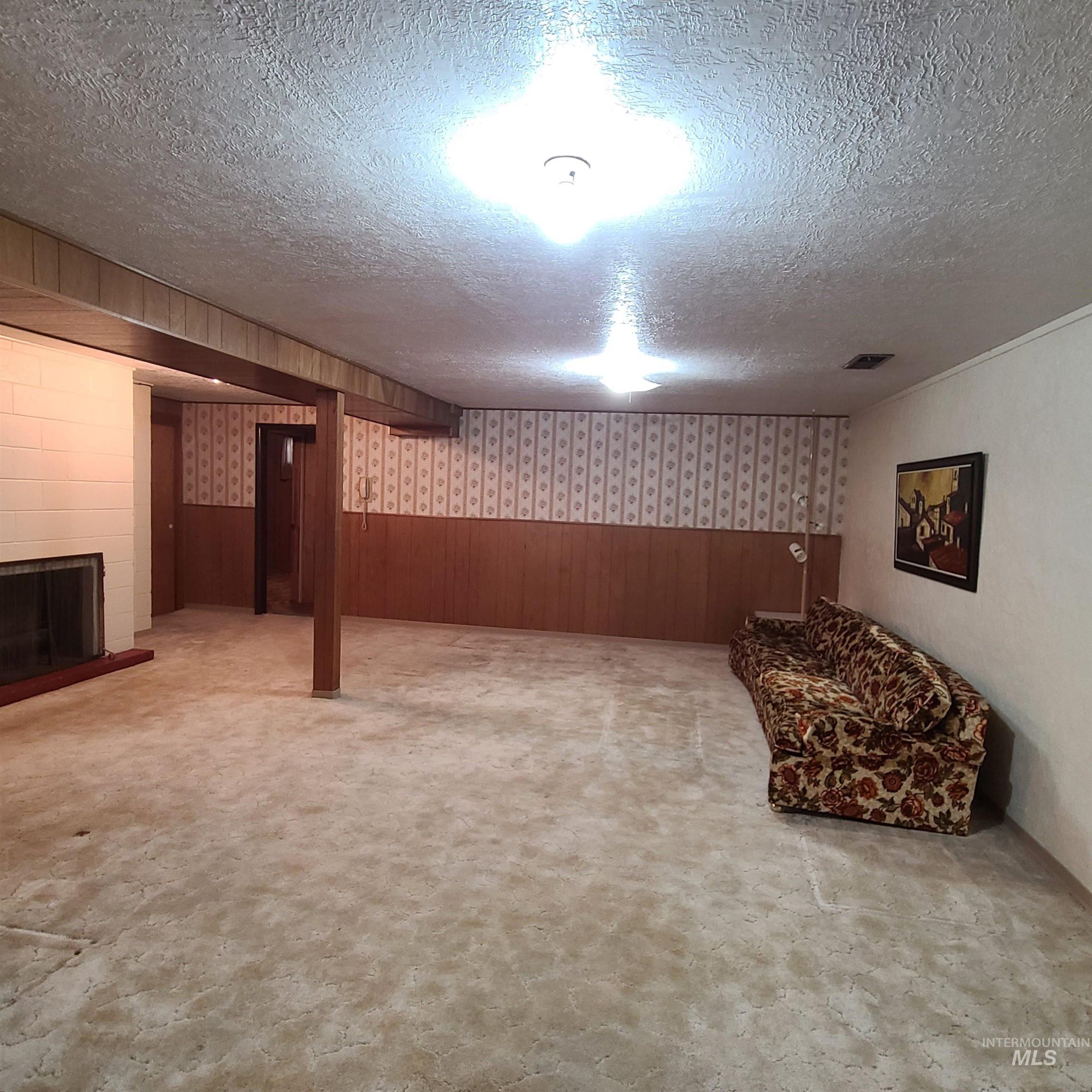 1298 E 2nd Property Photo 19