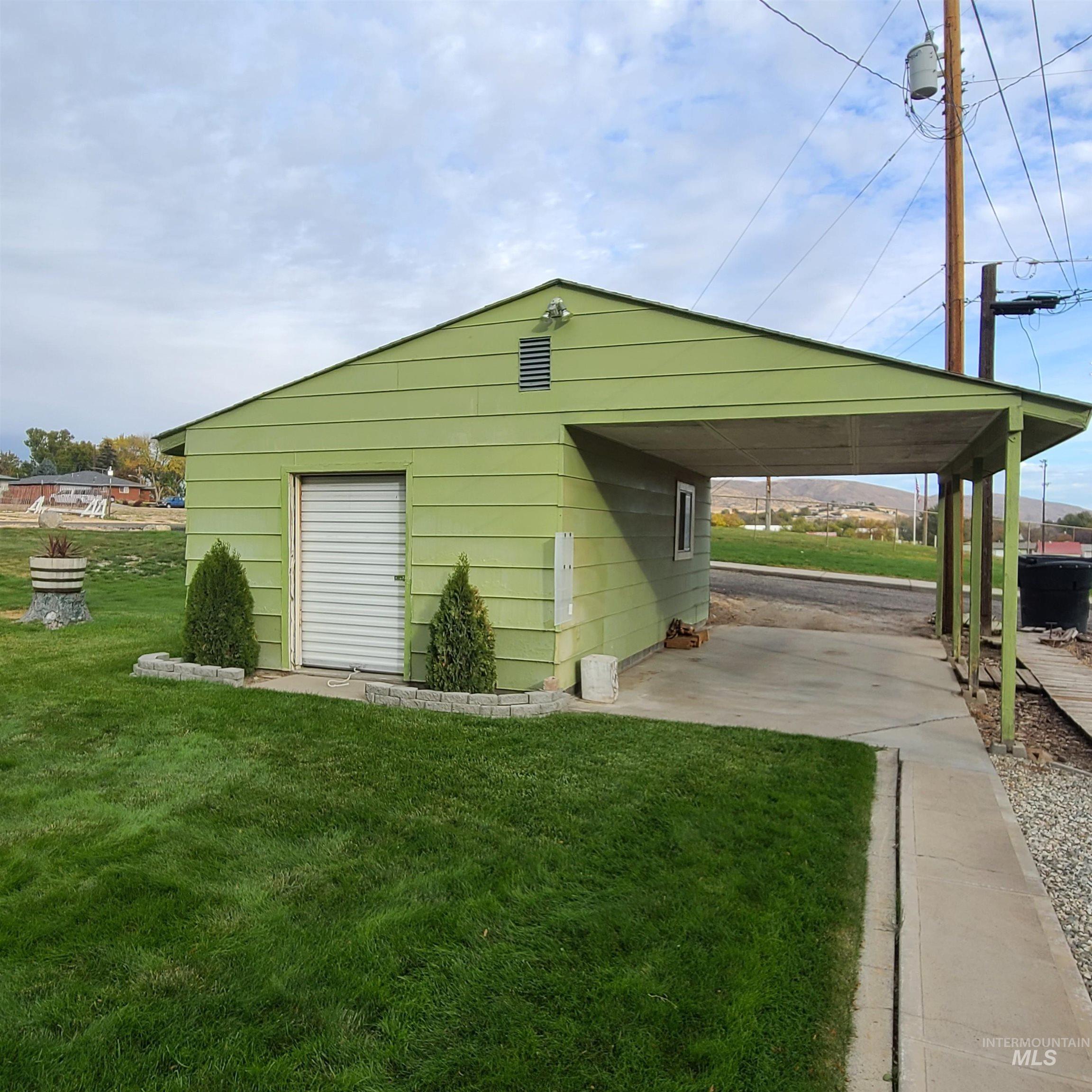 1298 E 2nd Property Photo 32