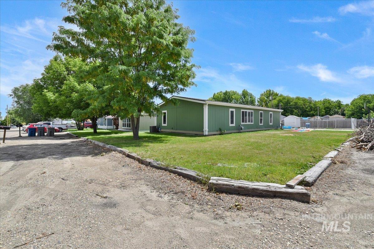 912 4th Ave N Property Photo 1