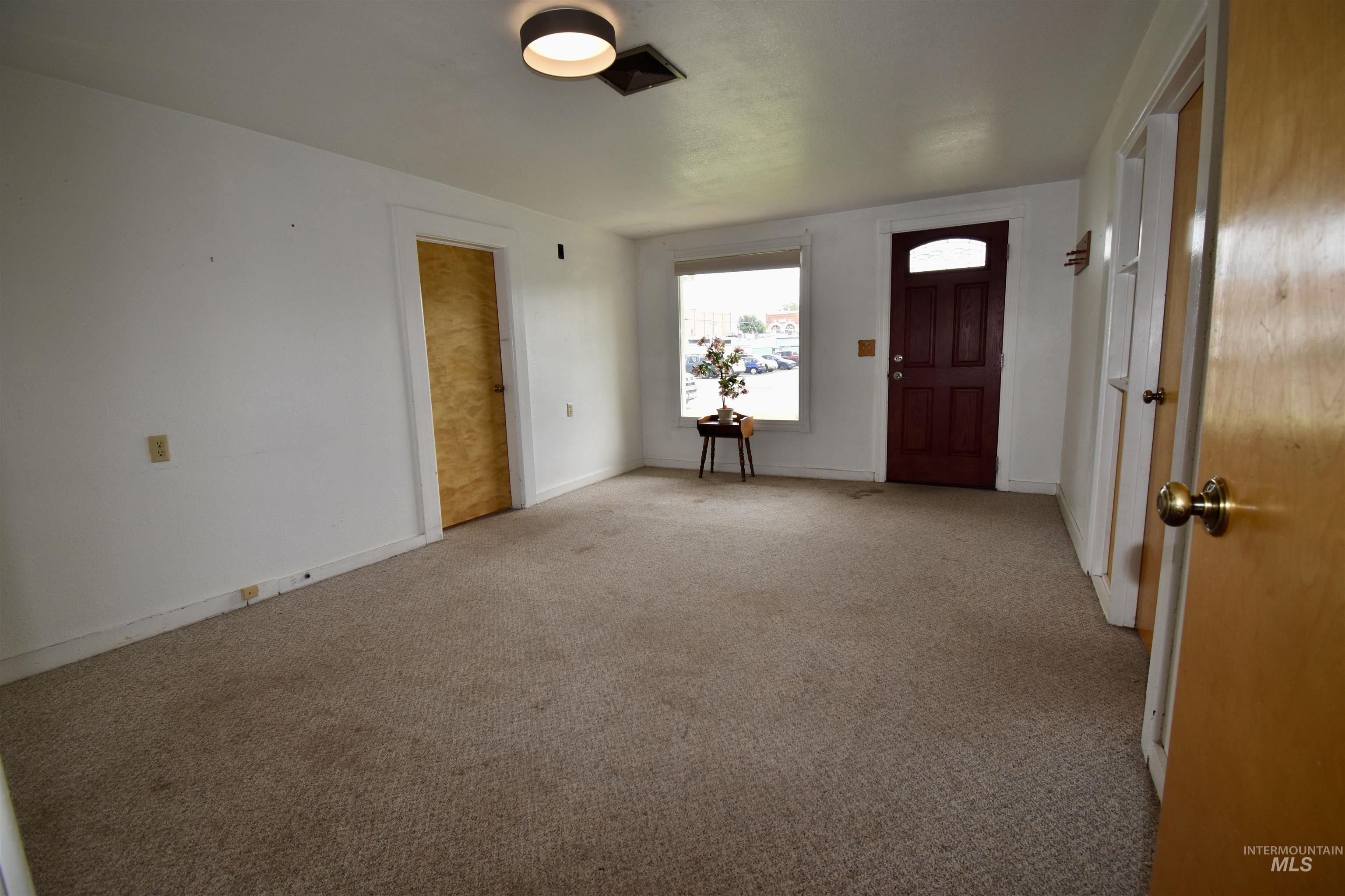 914 7th St Property Photo 2