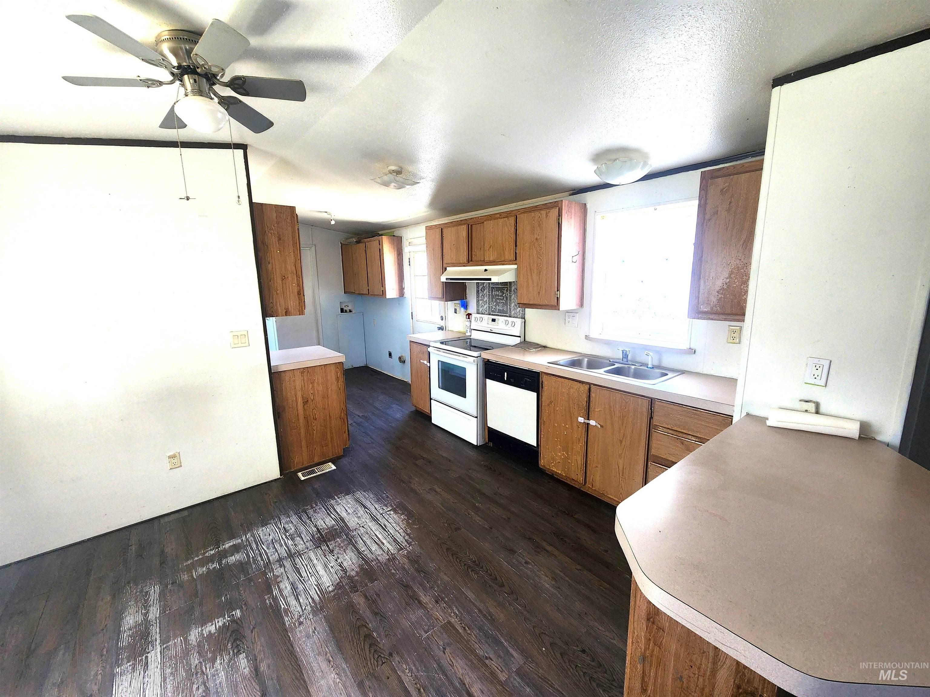 616 N Kings Rd Trlr 15 Property Photo 3