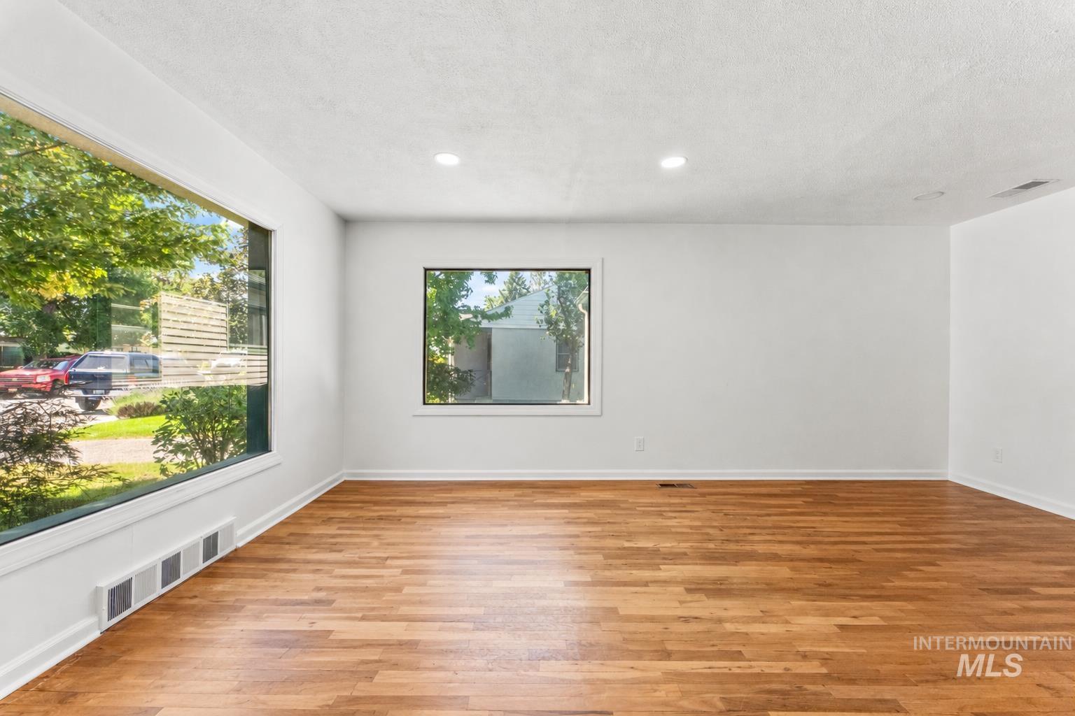 611 N Riverview Dr Property Photo 4