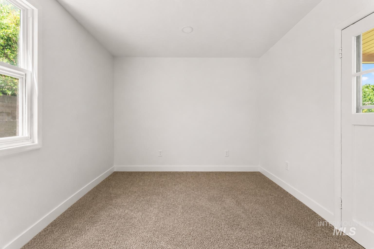 611 N Riverview Dr Property Photo 29