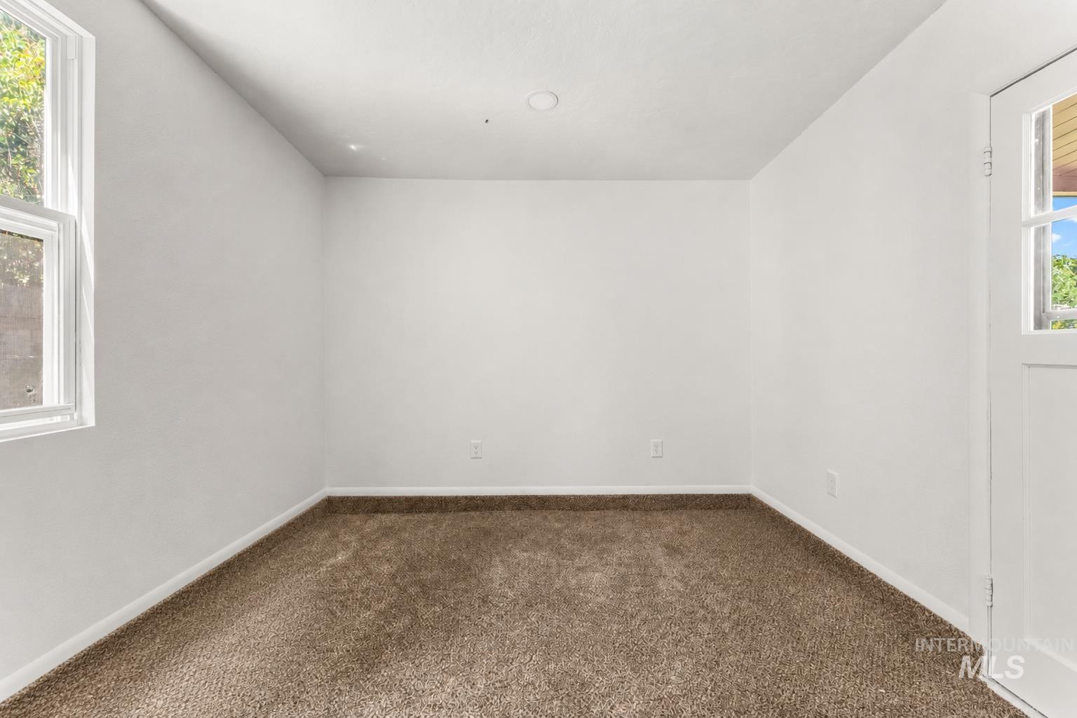 611 N Riverview Dr Property Photo 32