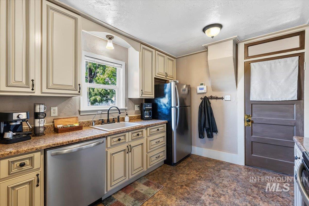 3904 S Indiana Avenue Property Photo 9