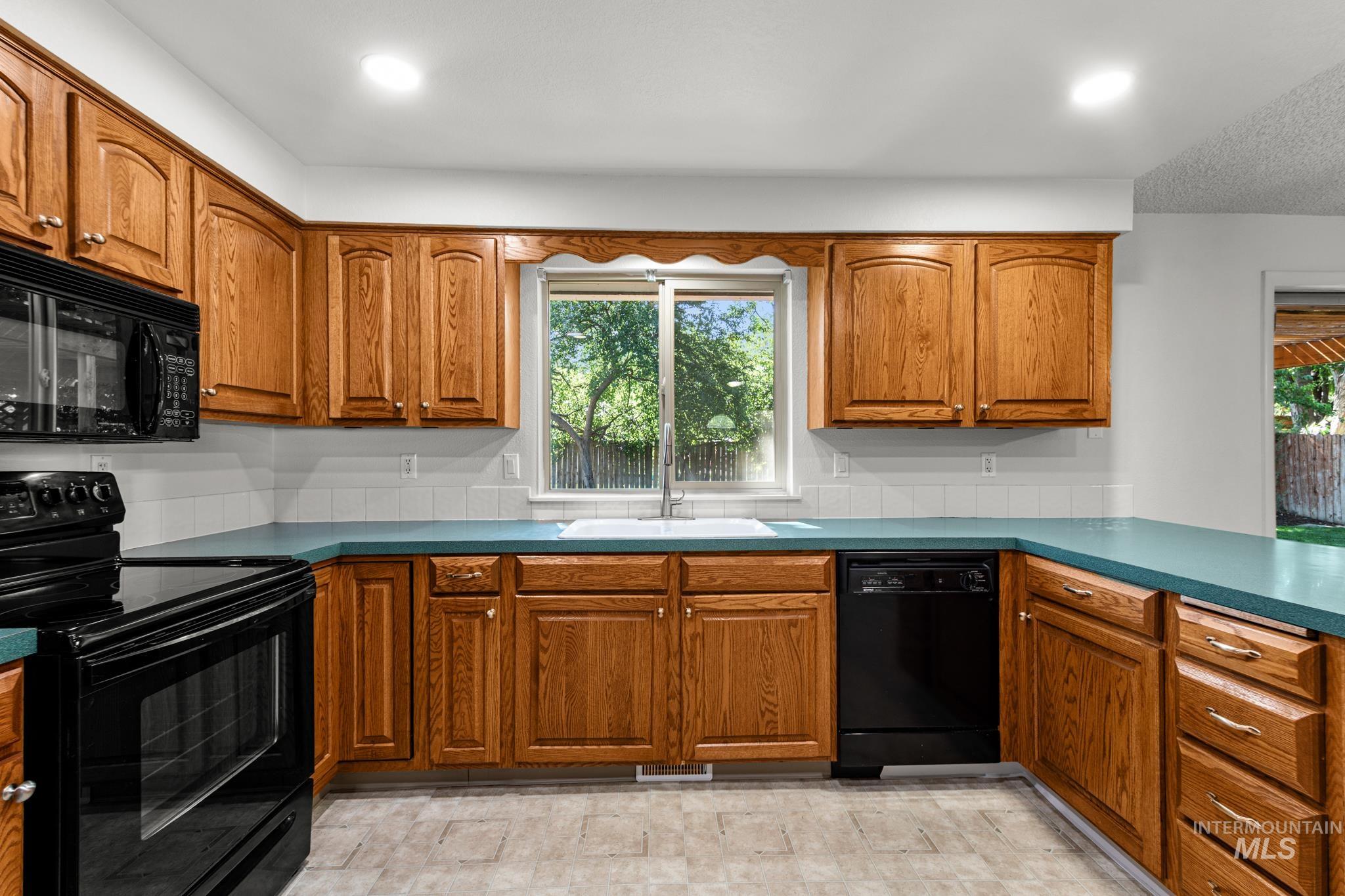 2185 N. Aster Ave. Property Photo 12