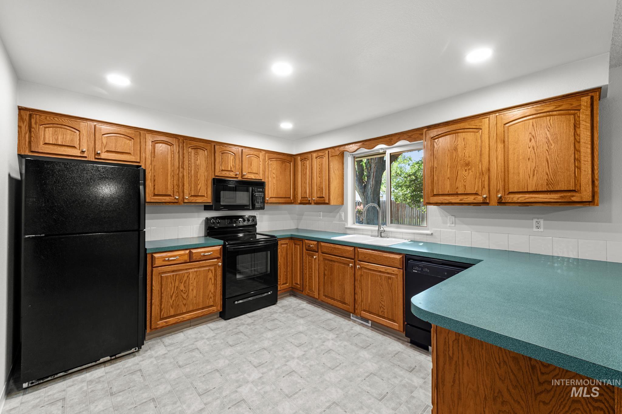 2185 N. Aster Ave. Property Photo 13
