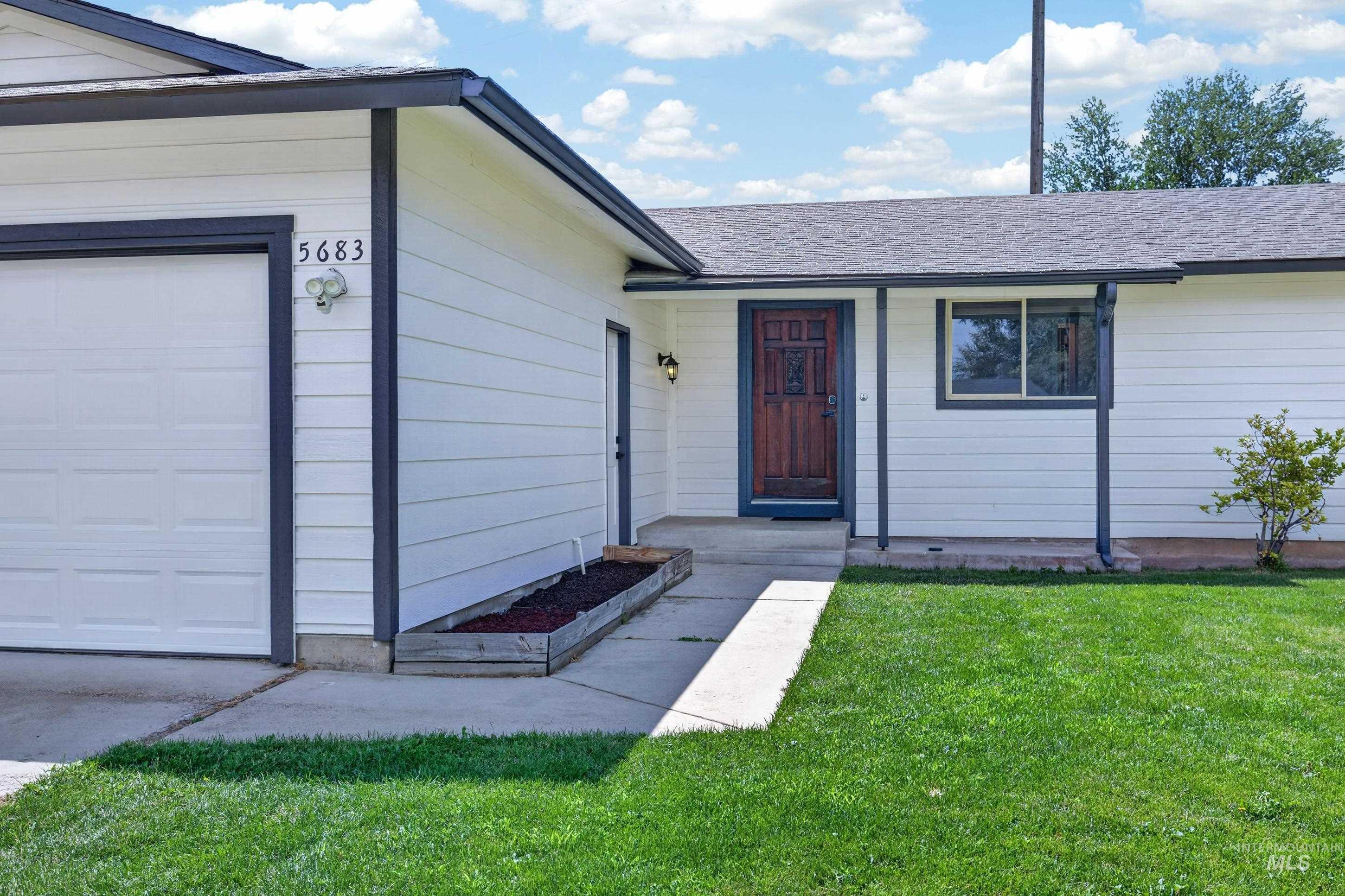 5683 N Millstone Dr Property Photo 3