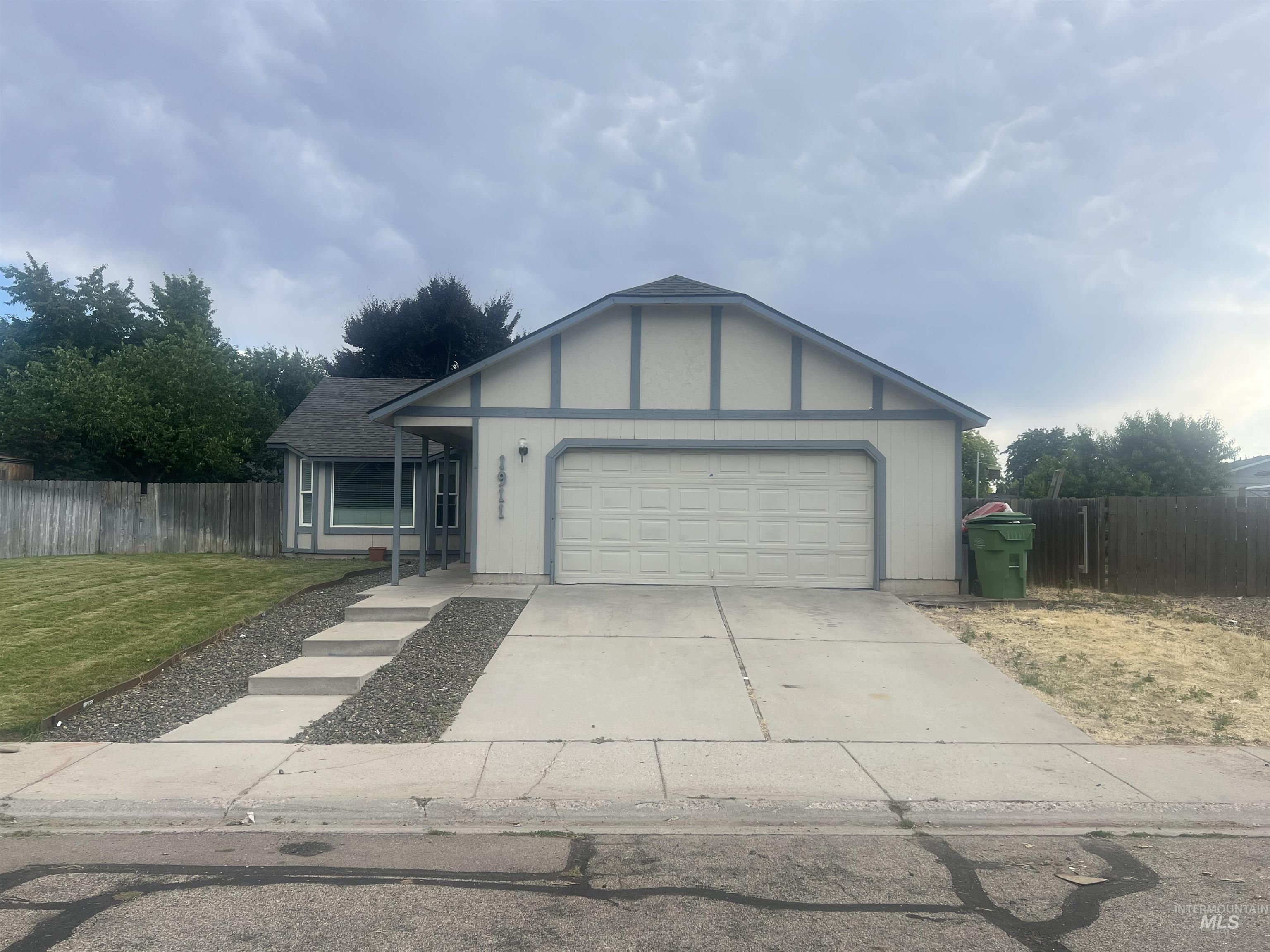 1911 W Tracy Ct Property Photo 1