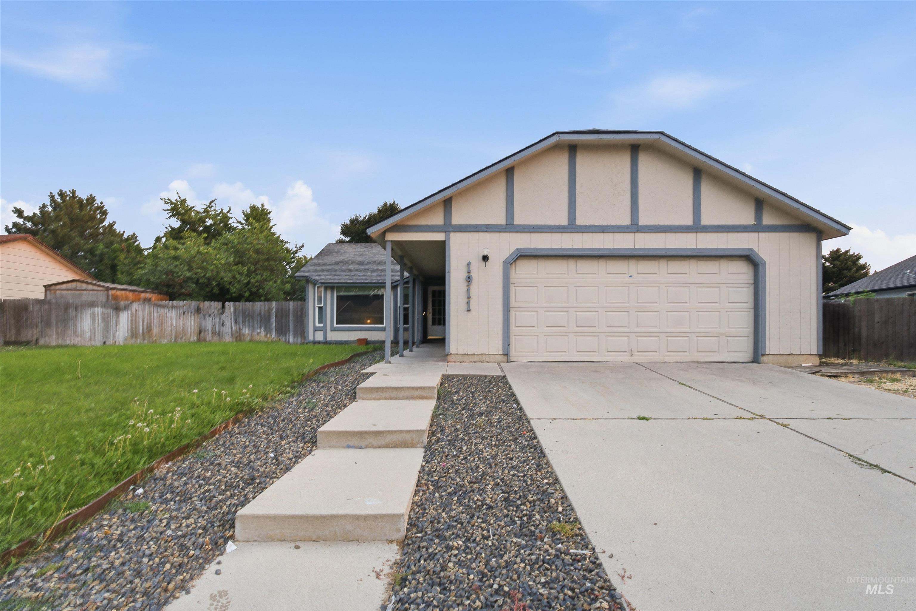 1911 W Tracy Ct Property Photo 1