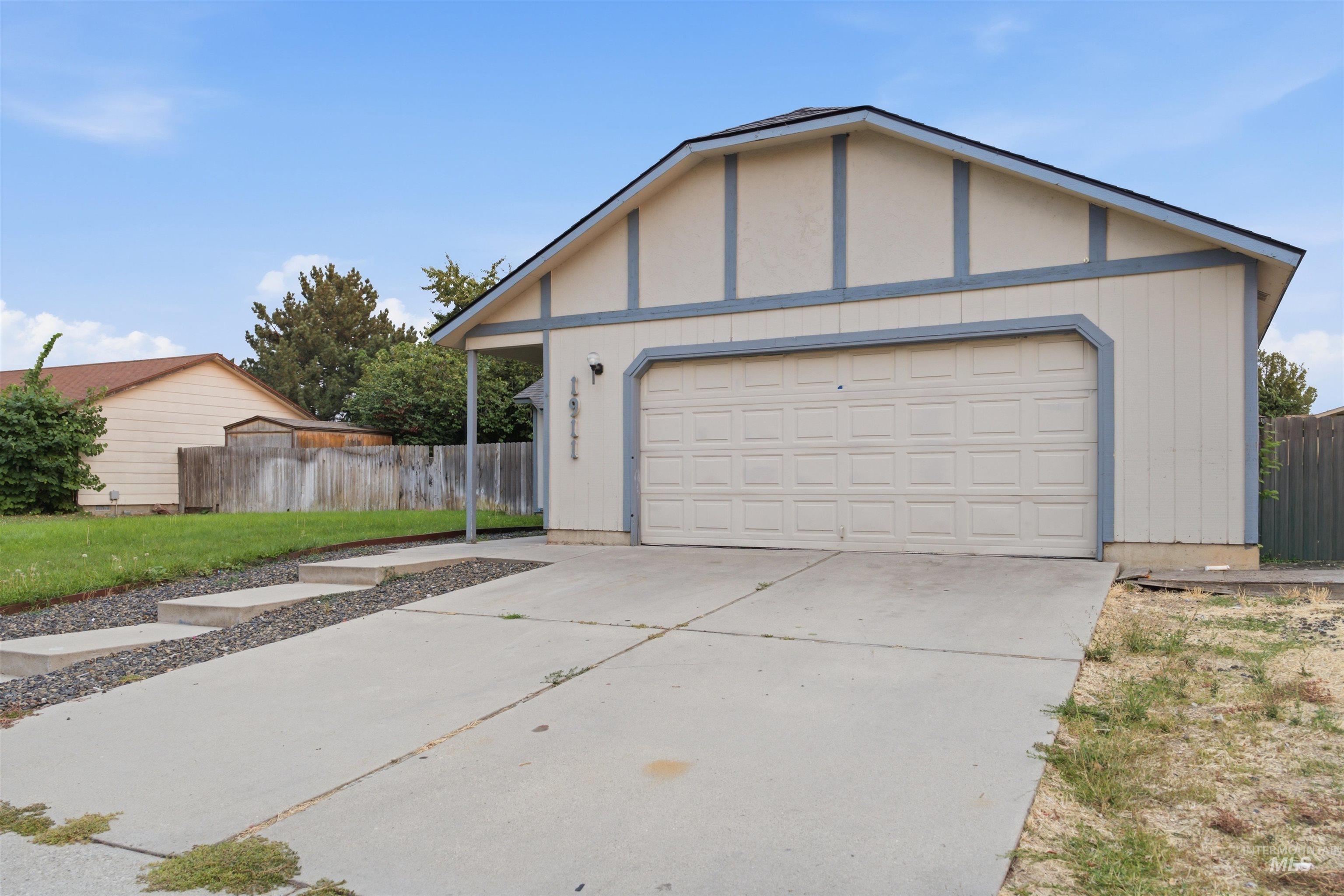 1911 W Tracy Ct Property Photo 3