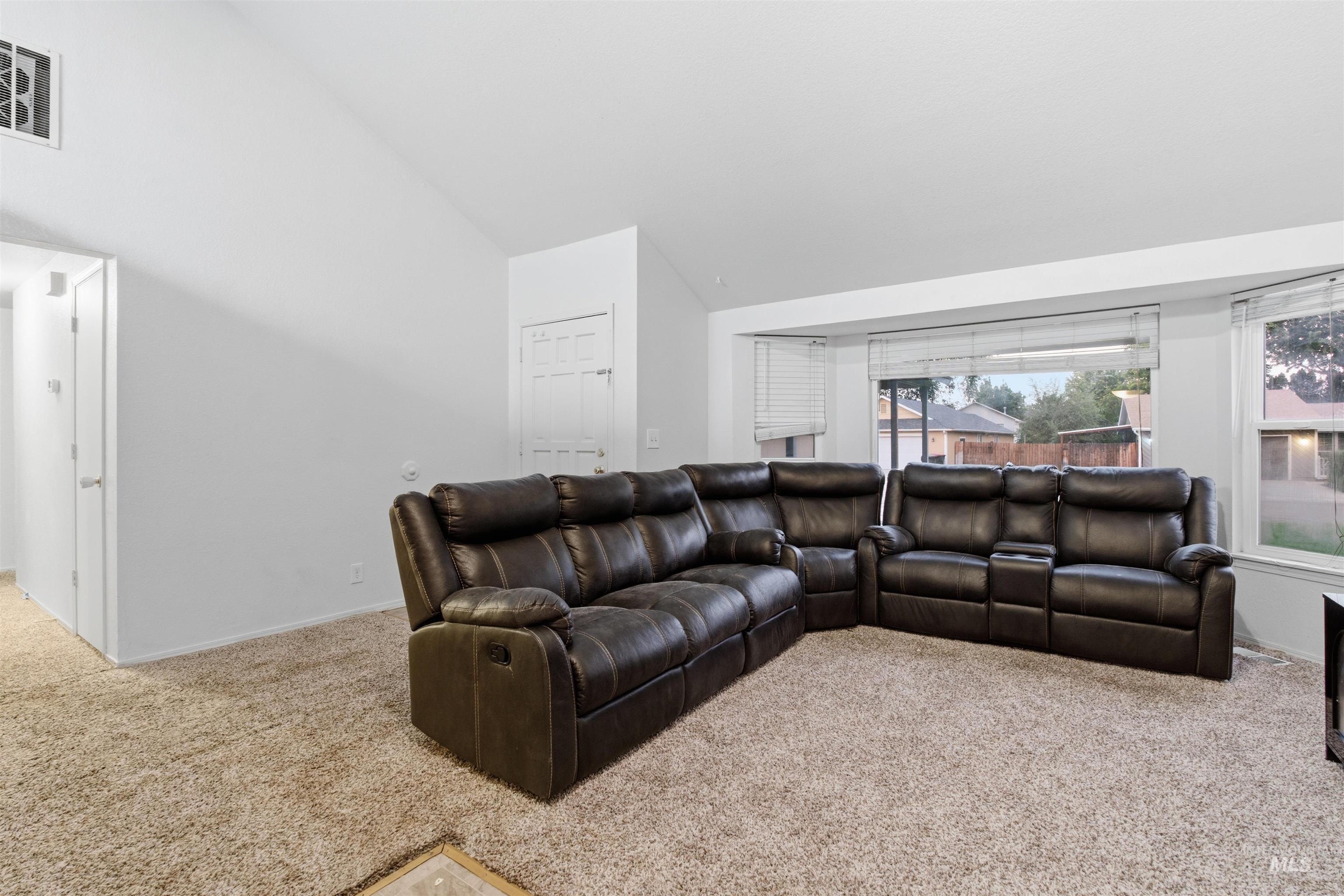 1911 W Tracy Ct Property Photo 5