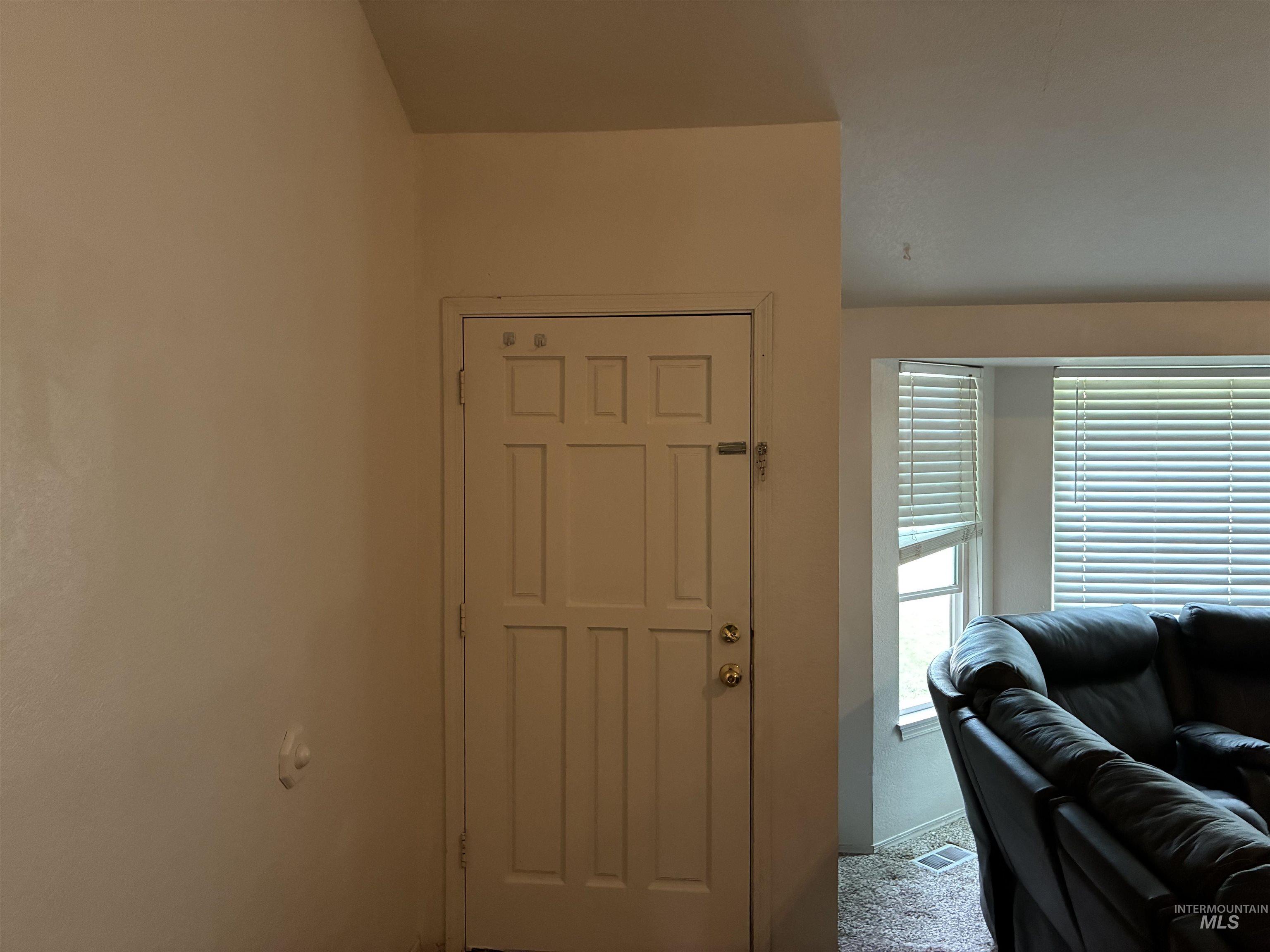 1911 W Tracy Ct Property Photo 6