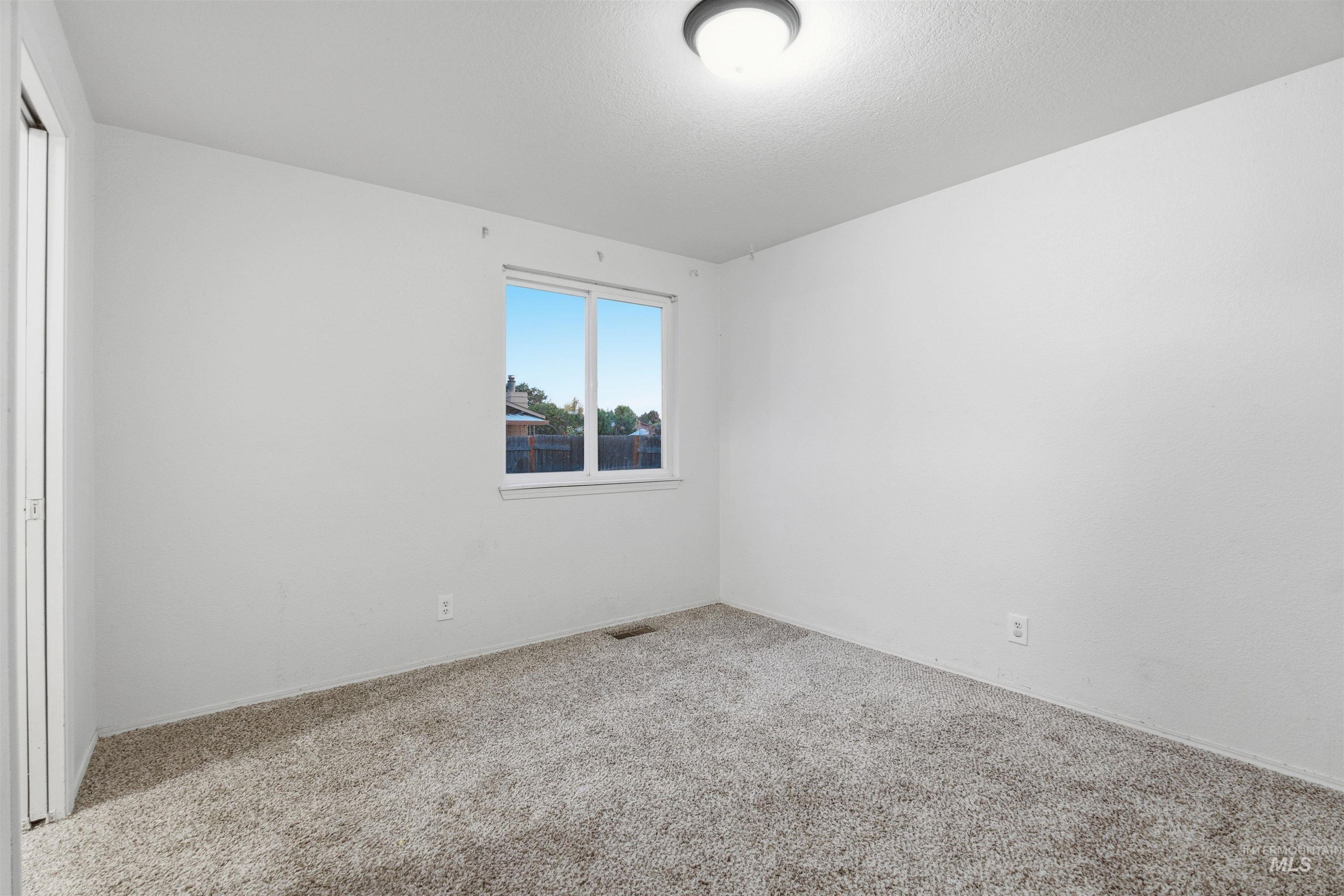 1911 W Tracy Ct Property Photo 16