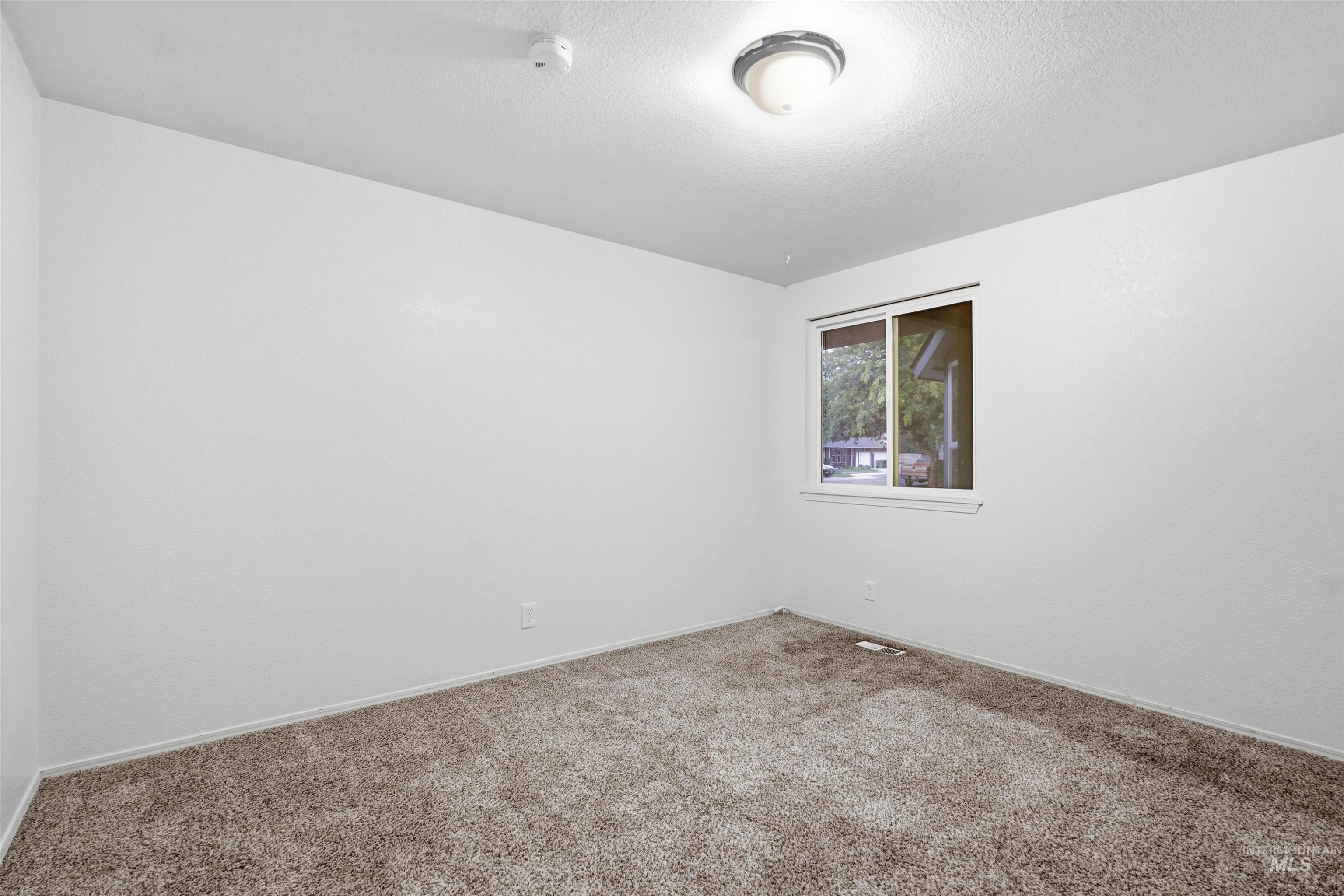 1911 W Tracy Ct Property Photo 18