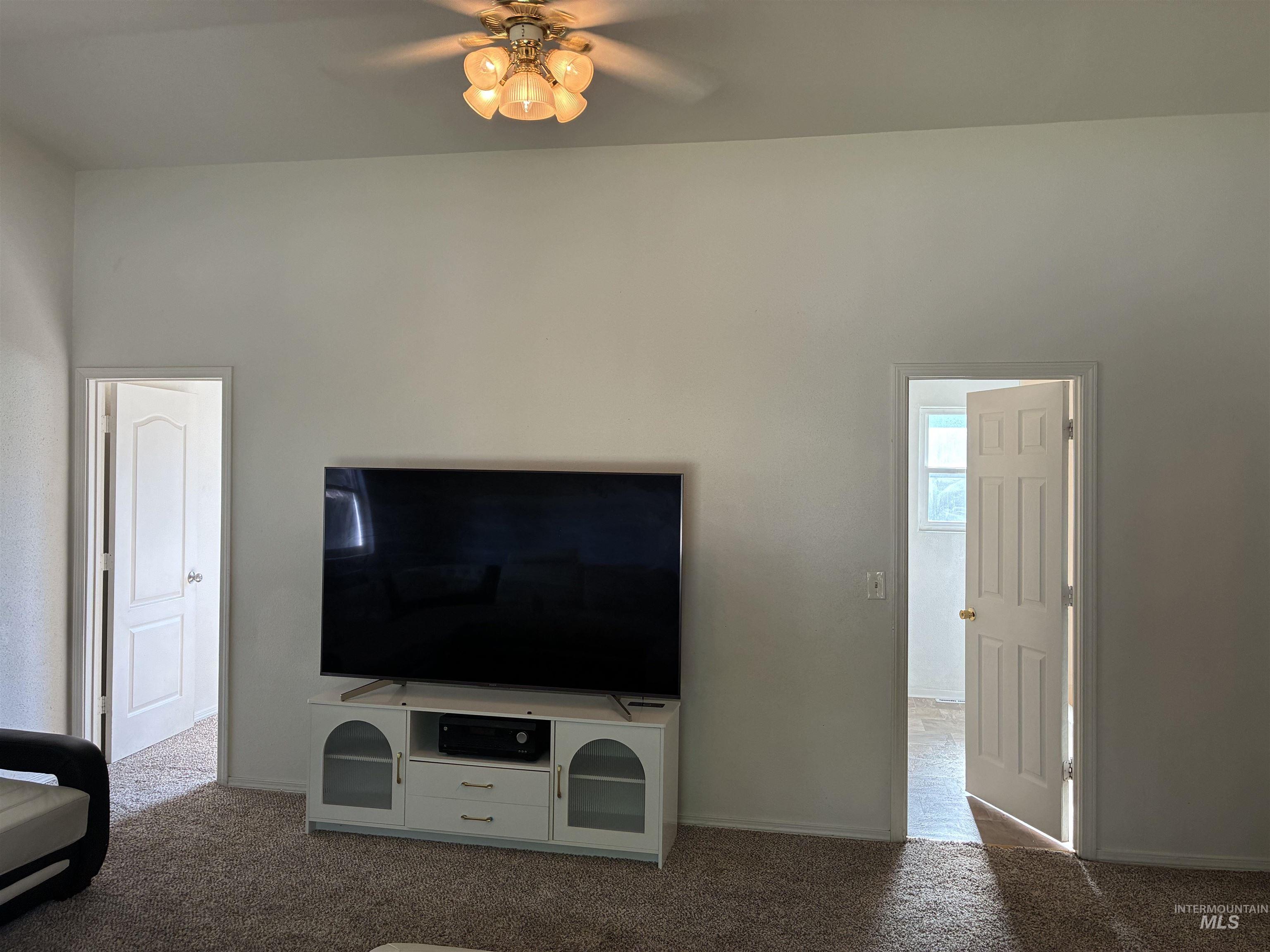 1911 W Tracy Ct Property Photo 19