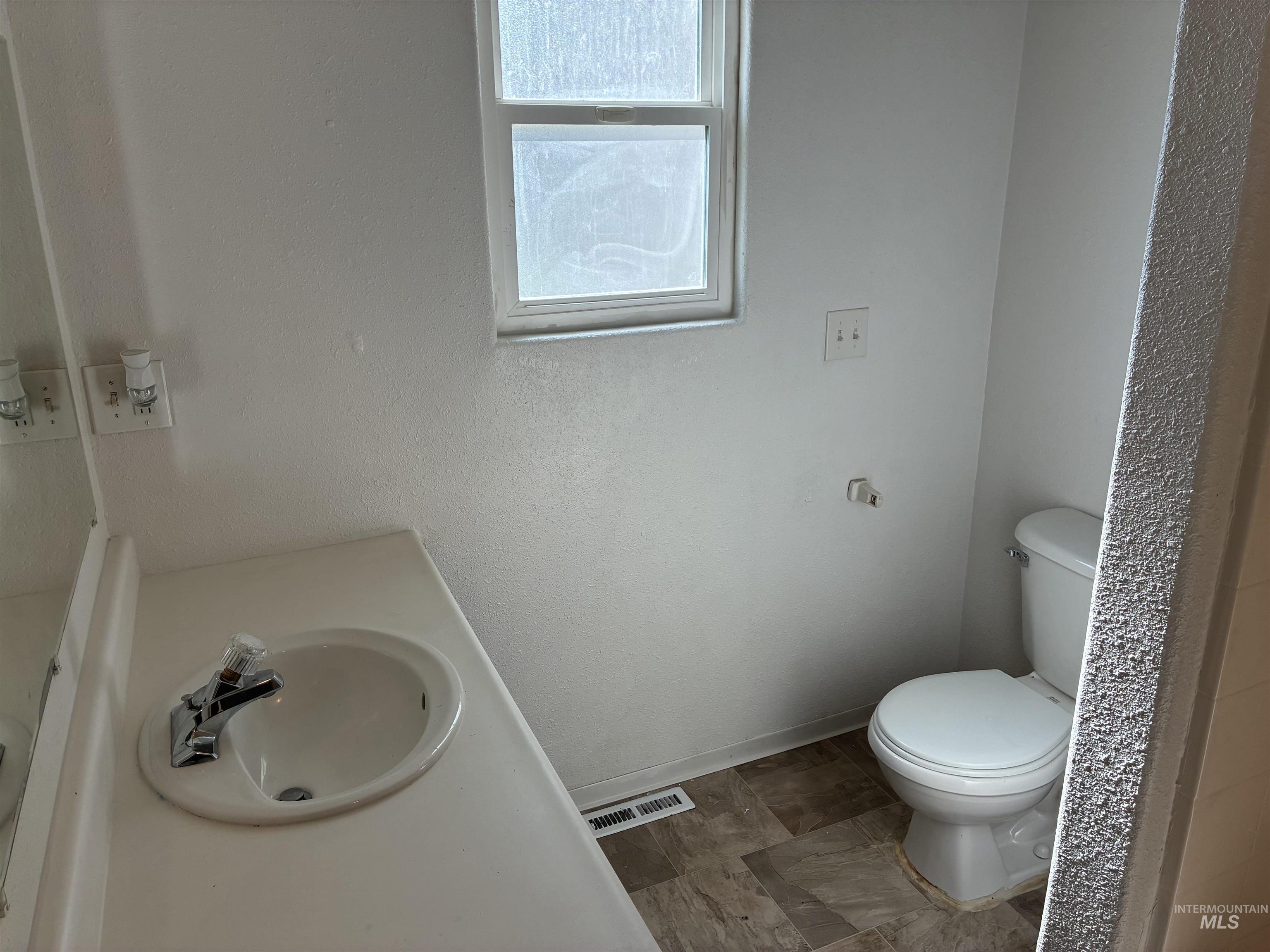 1911 W Tracy Ct Property Photo 23