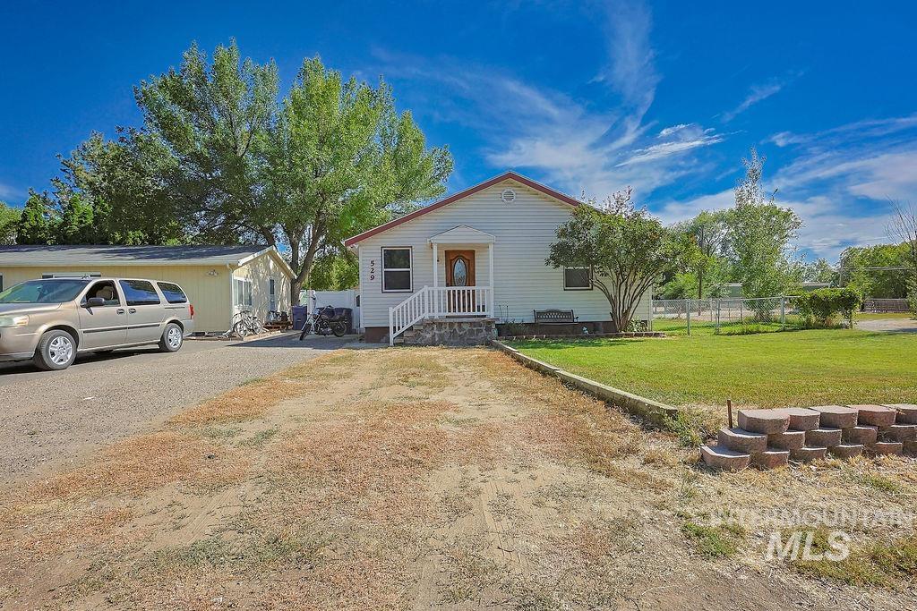 529 7th Ave W Property Photo 1
