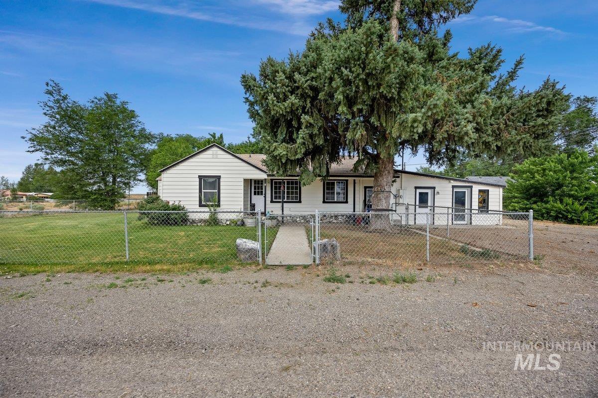 418 S Date St Property Photo 1