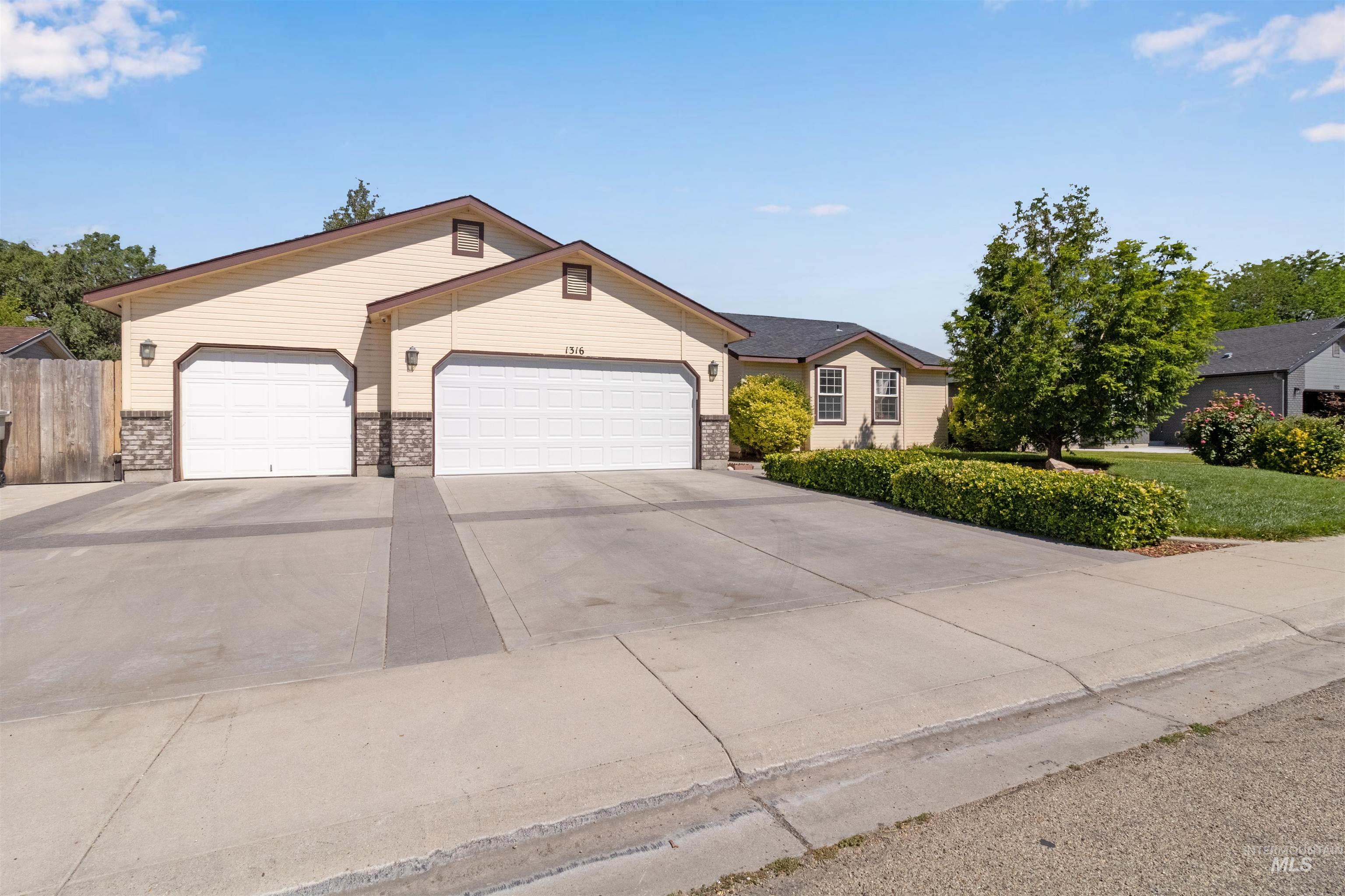 1316 Willow Creek Dr Property Photo 1