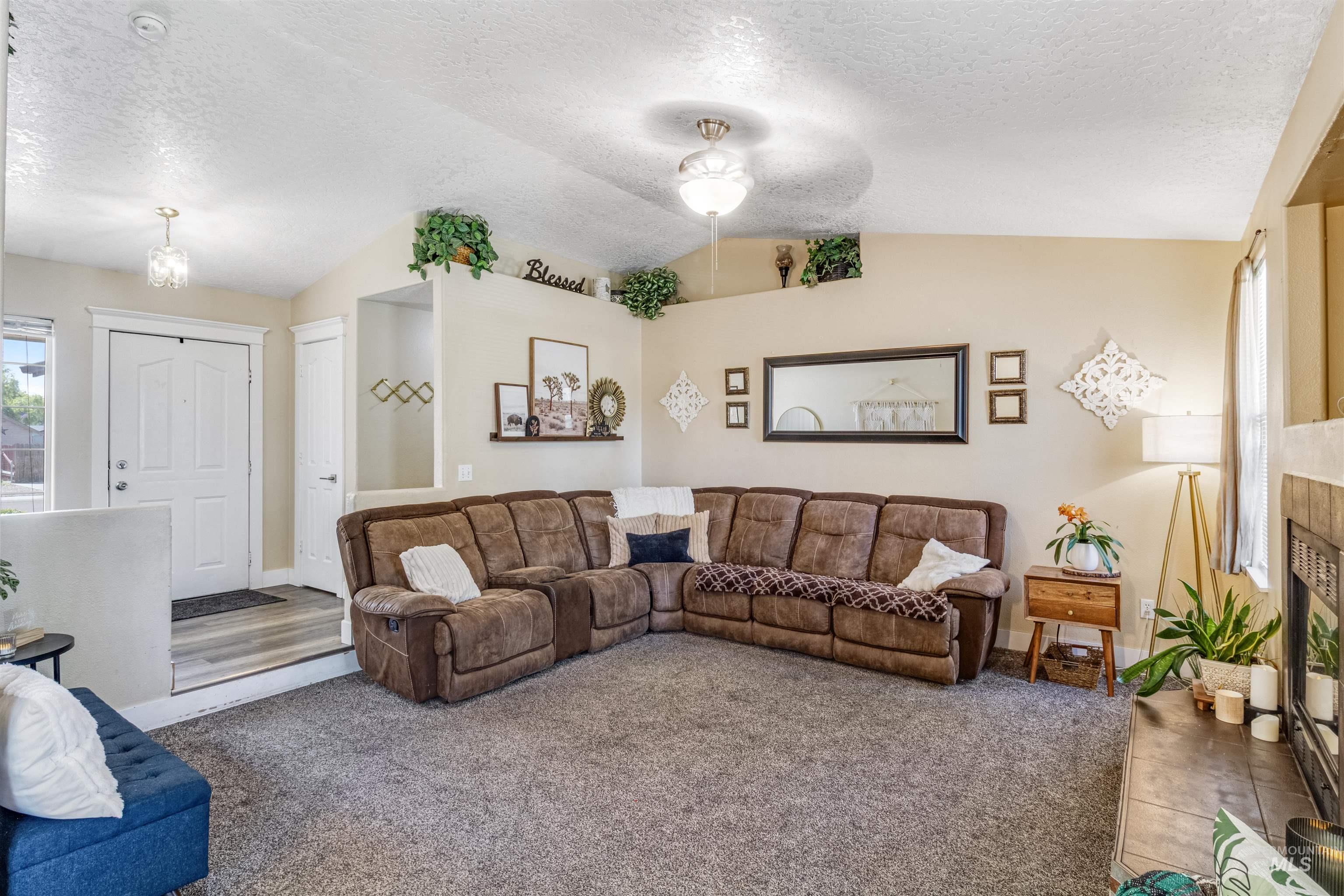 1316 Willow Creek Dr Property Photo 6