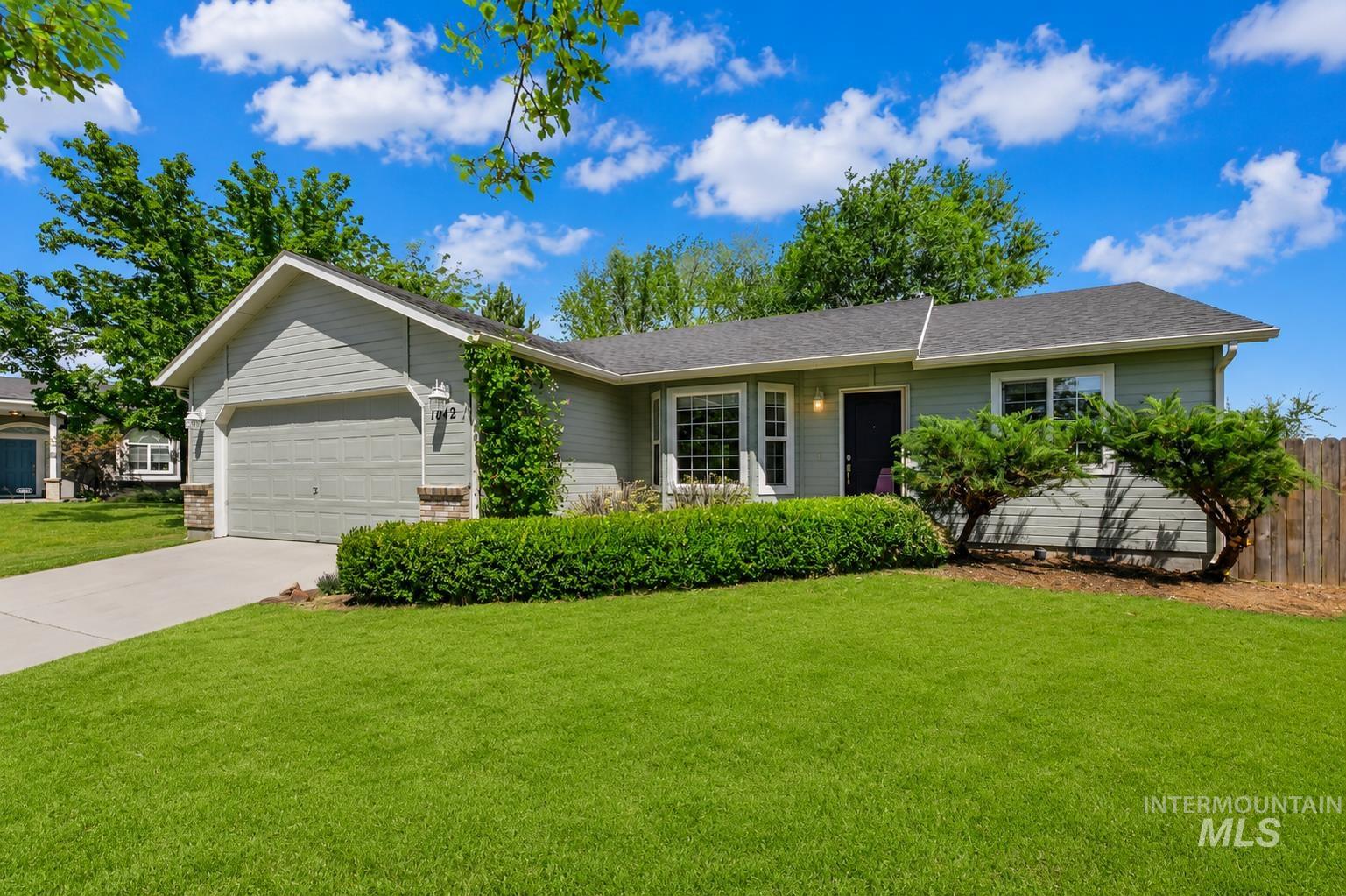 1042 N Stonehenge Way Property Photo 2