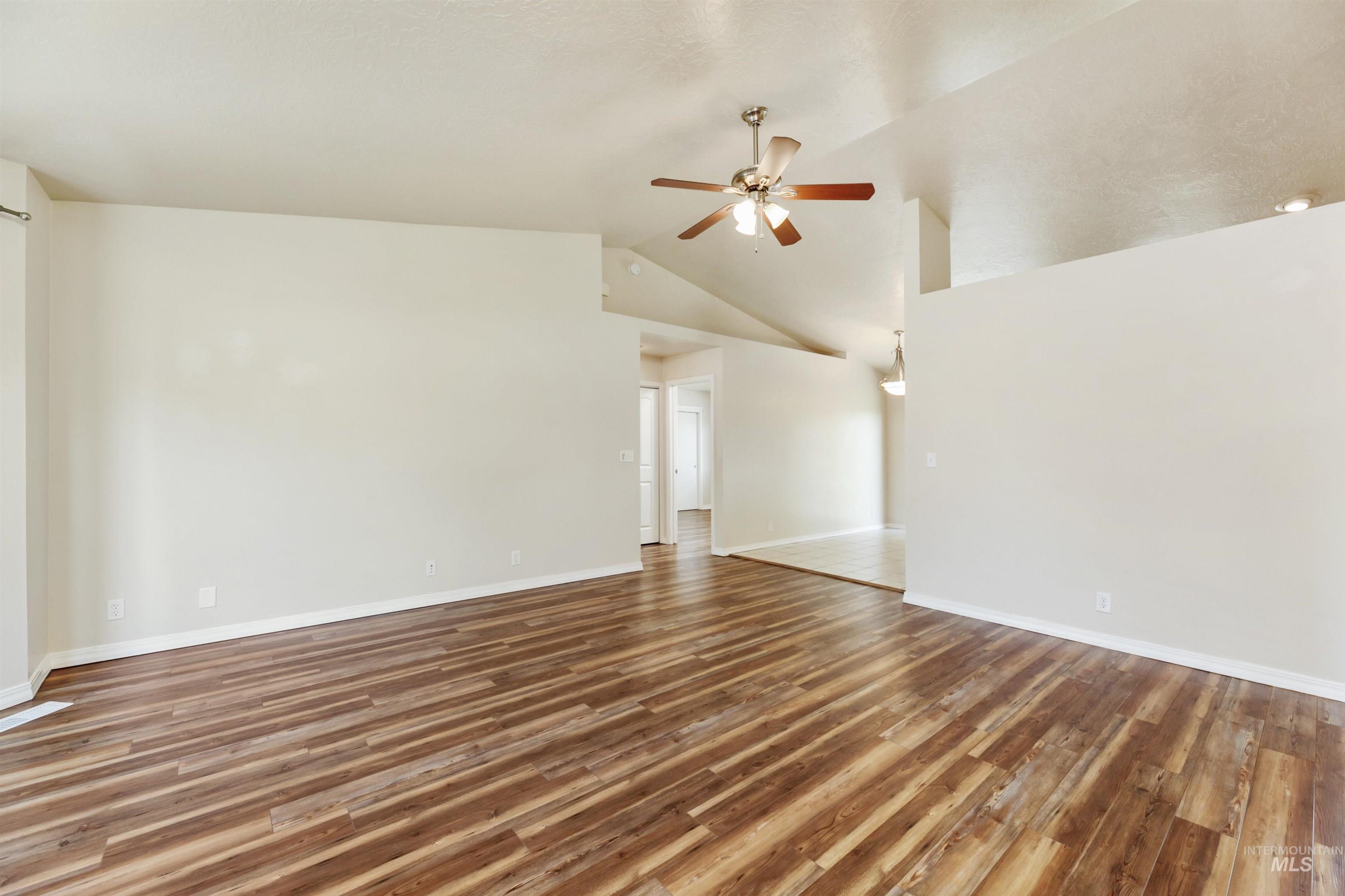1042 N Stonehenge Way Property Photo 7