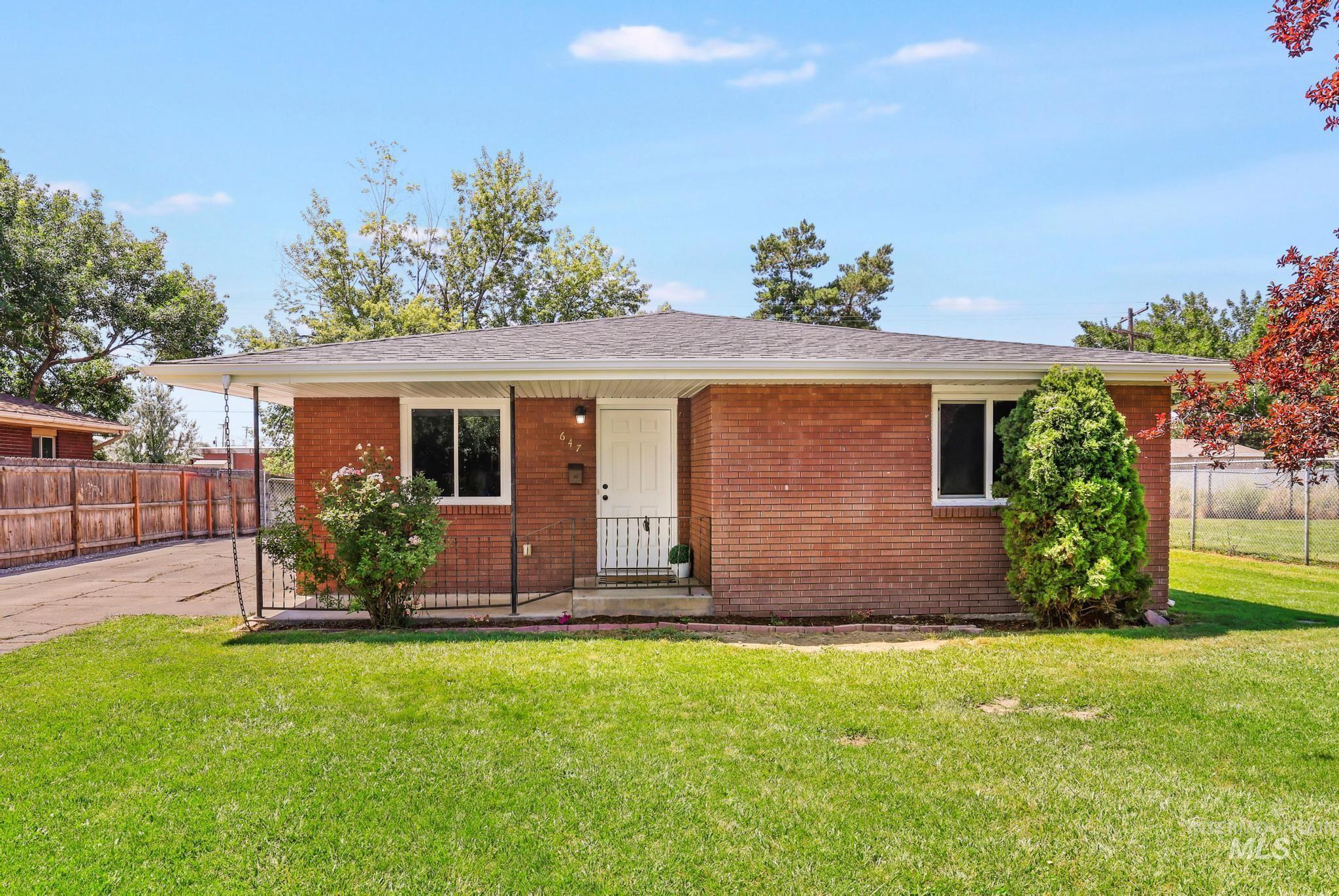 647 King Circle Dr Property Photo 1