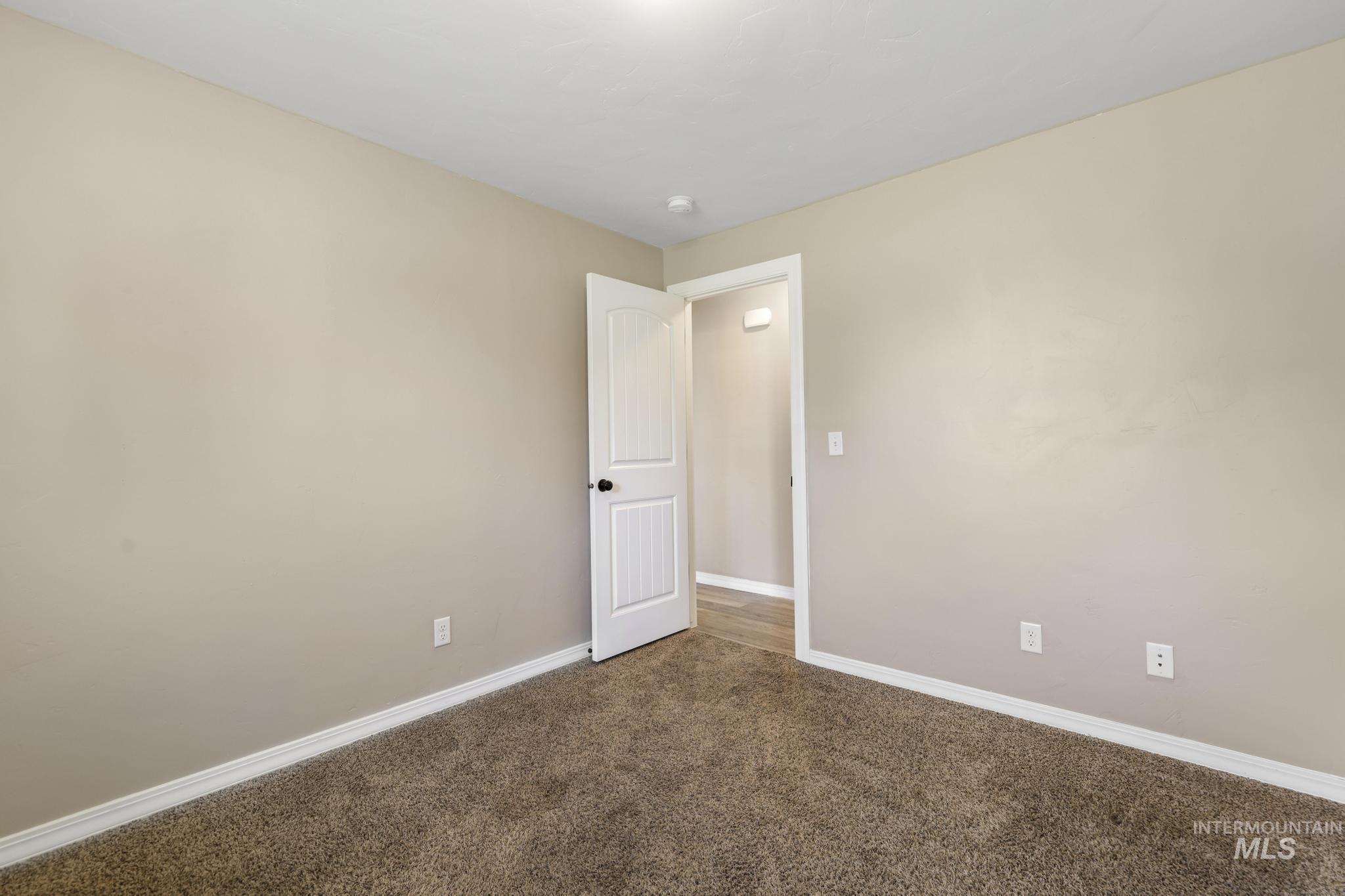 647 King Circle Dr Property Photo 16