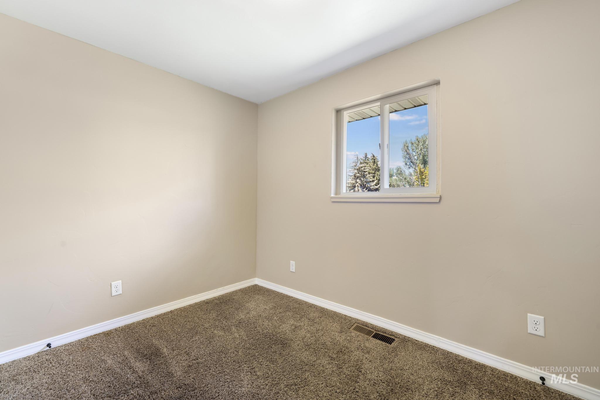 647 King Circle Dr Property Photo 19