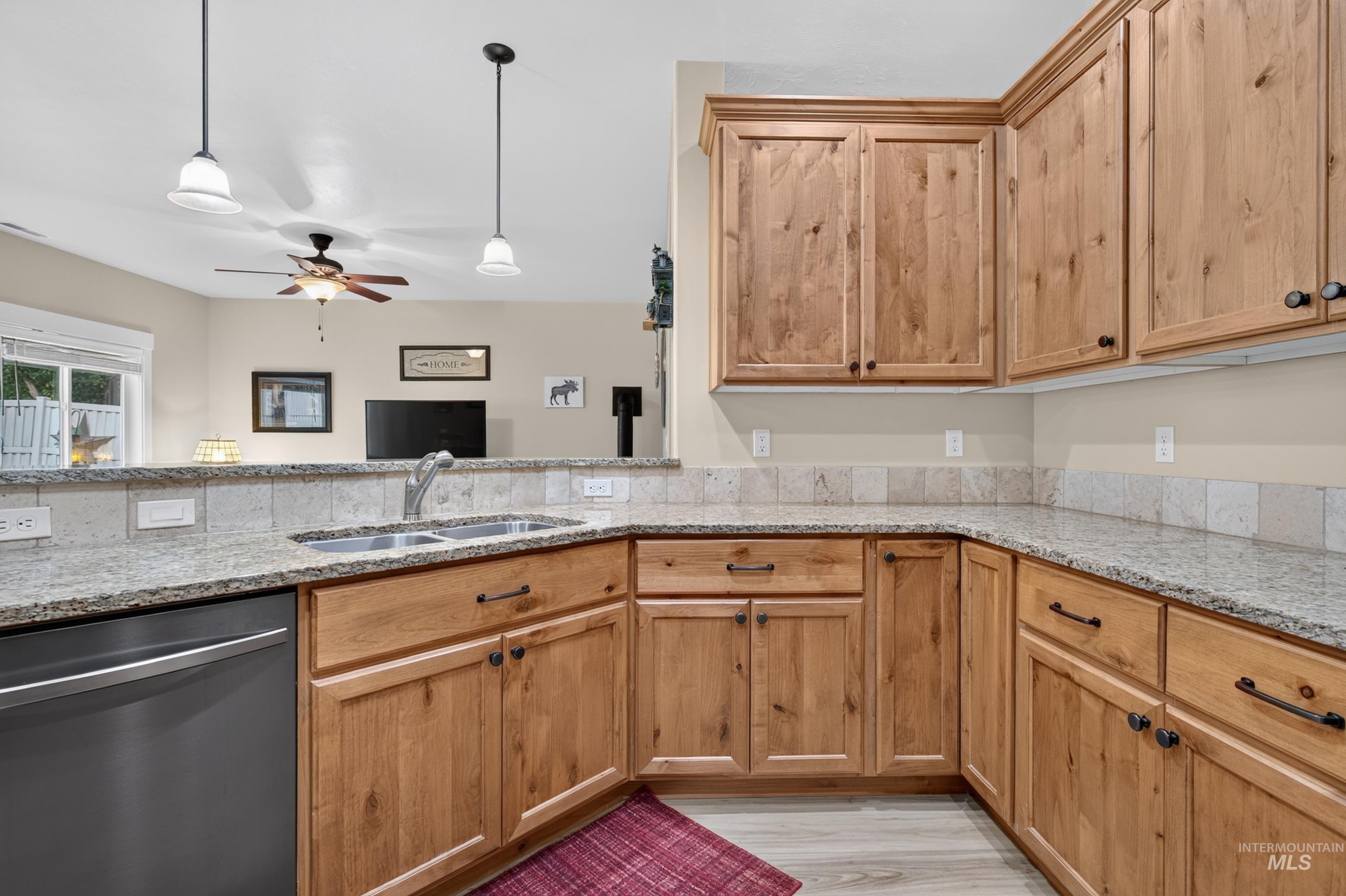 1212 White Horse Ridge Dr Property Photo 9