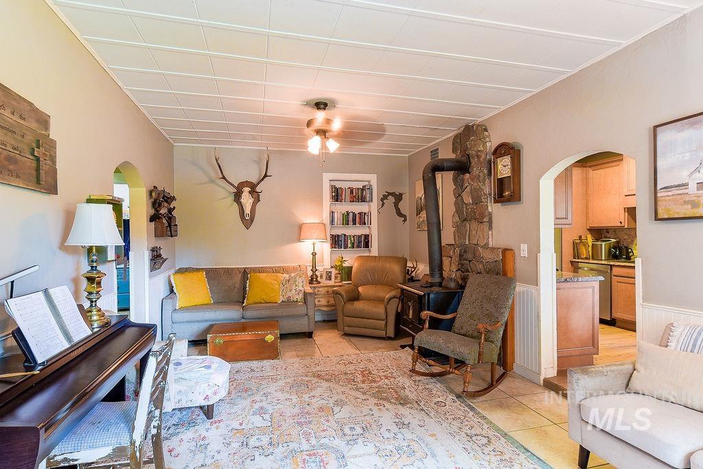 1094 Crumarine Loop Property Photo 6