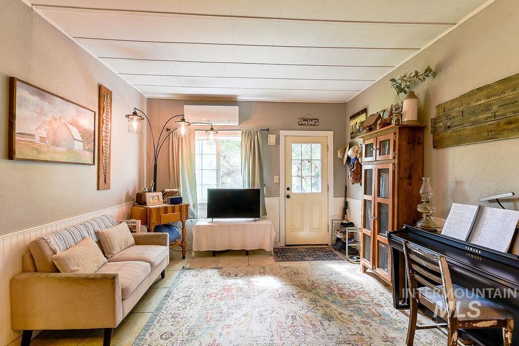 1094 Crumarine Loop Property Photo 7