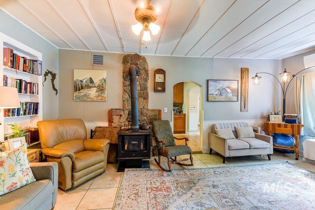 1094 Crumarine Loop Property Photo 8