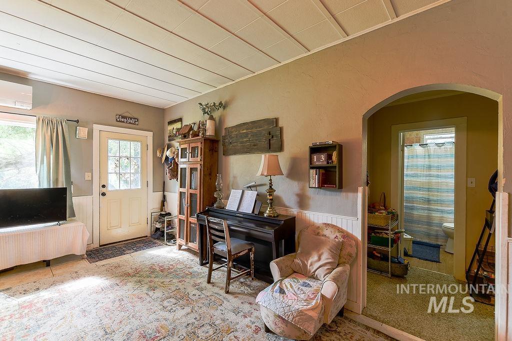 1094 Crumarine Loop Property Photo 9