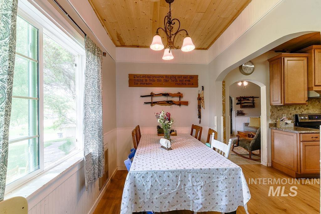 1094 Crumarine Loop Property Photo 11